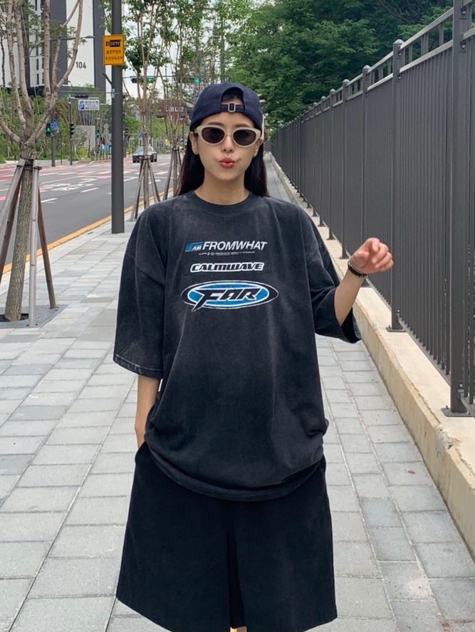 Farfromwhat Far Washed Logo T-Shirts Black, Farfromwhat Far Patch Logo Cap Navy 착용 스타일 - 2