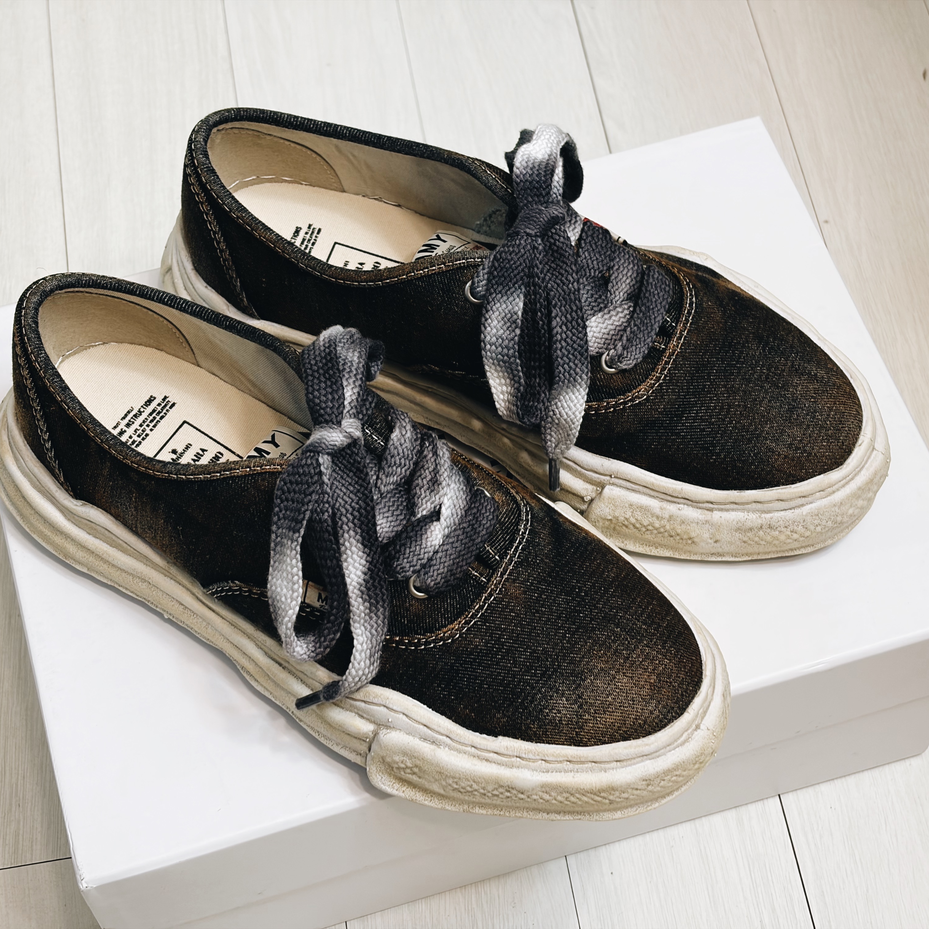 Maison Mihara Yasuhiro Baker OG Sole Washed Denim Low-top Sneakers Black 착용 스타일