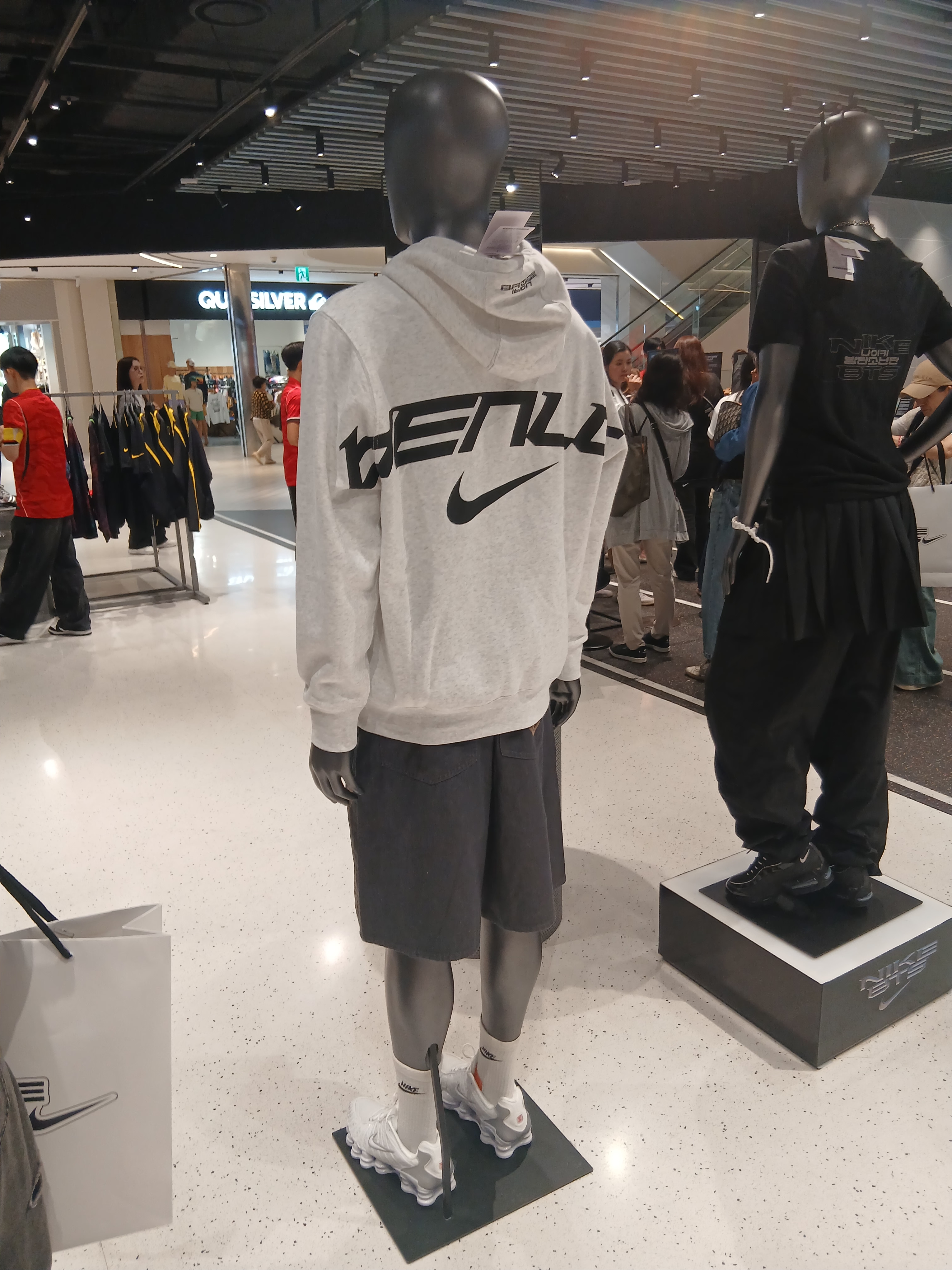Nike x BTS Hoodie Grey (JA8525-051), (W) Nike x BTS T-Shirt Black (JF1696-010) 착용 스타일 - 6