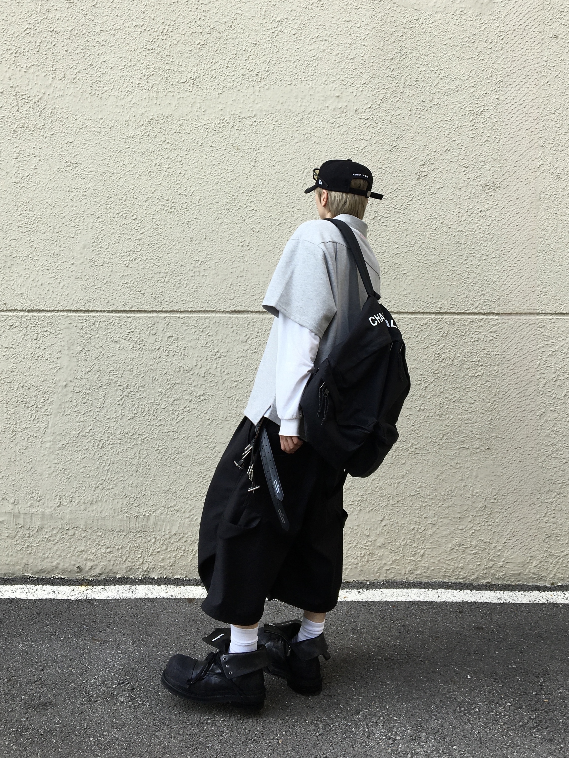 Kamien x  KOIN SEOUL Bermuda Slacks Black, Kamien Back Pleats Polo Gray 착용 스타일 - 2