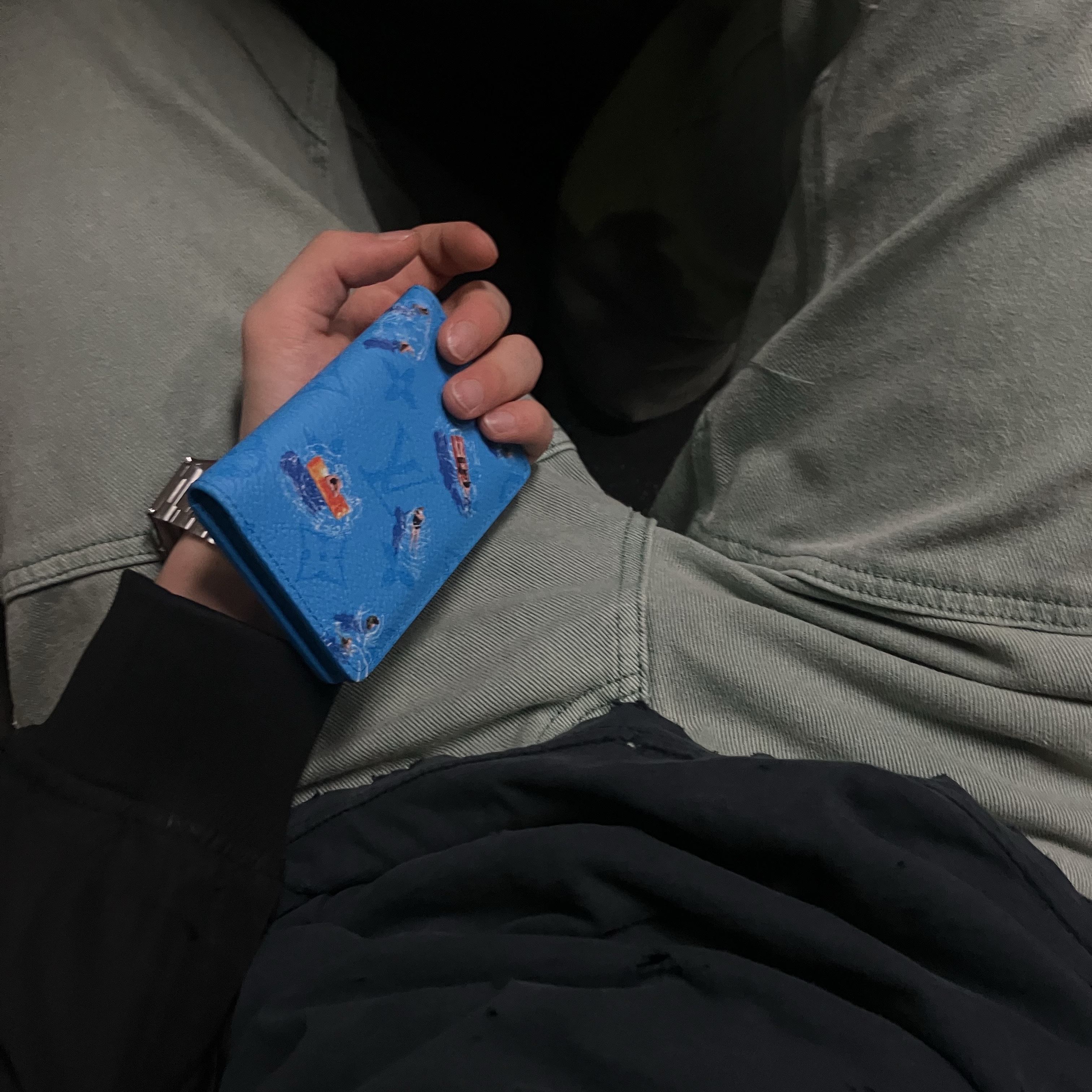 Louis Vuitton Pocket Organizer Blue lagoon 착용 스타일