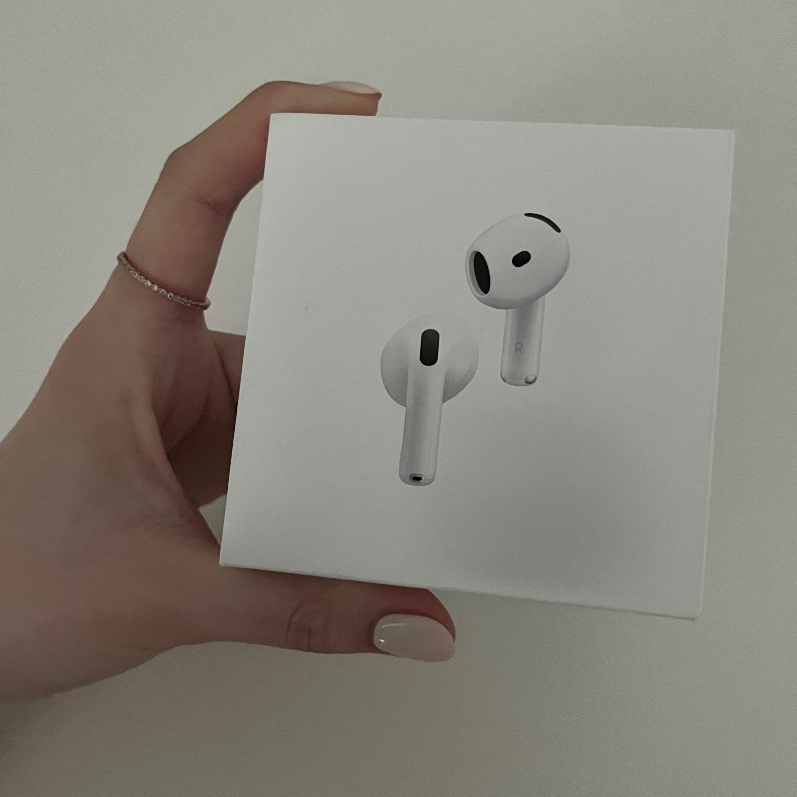 Apple AirPods 4th Gen with Active Noise Cancellation (Korean Ver.) 착용 스타일