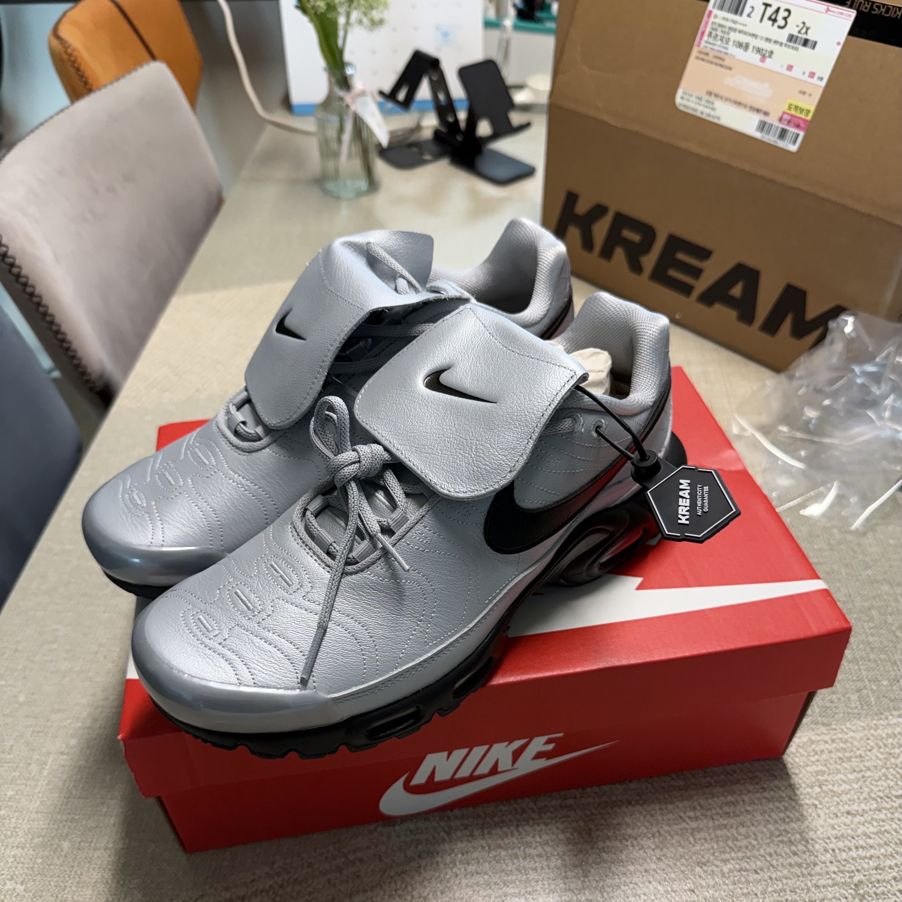 Nike Air Max Plus TNPO Wolf Grey and Black 착용 스타일 - 1