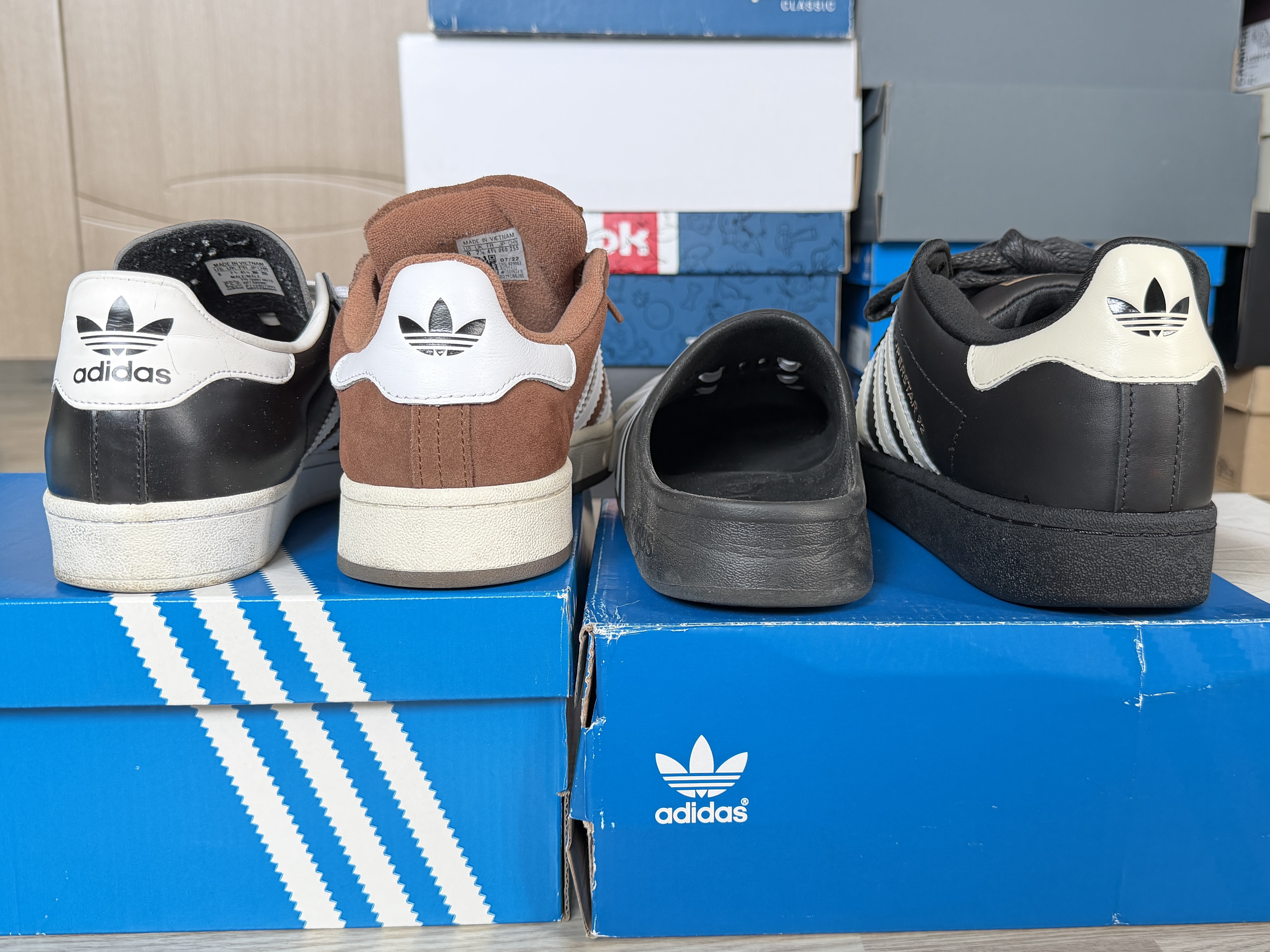 Adidas x Pharrell Williams Virginia Superstar 92 Core Black Sky Rush 착용 스타일 - 6