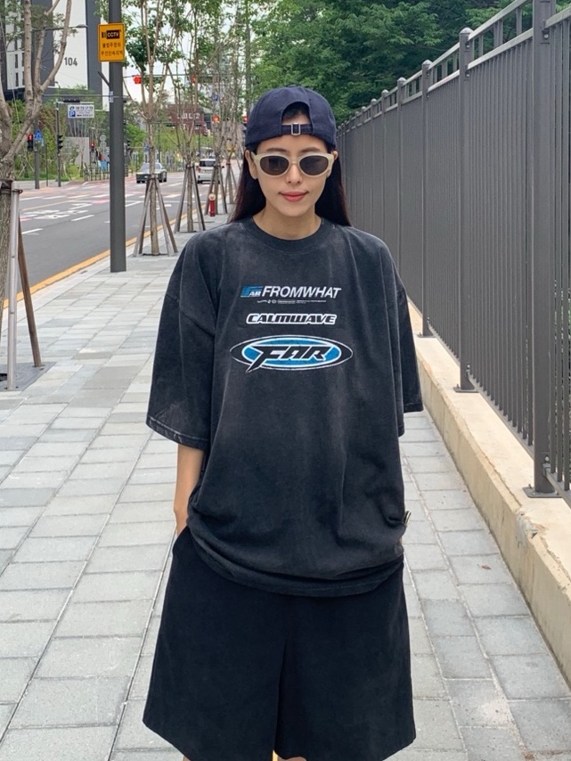 Farfromwhat Far Washed Logo T-Shirts Black, Farfromwhat Far Patch Logo Cap Navy 착용 스타일 - 1