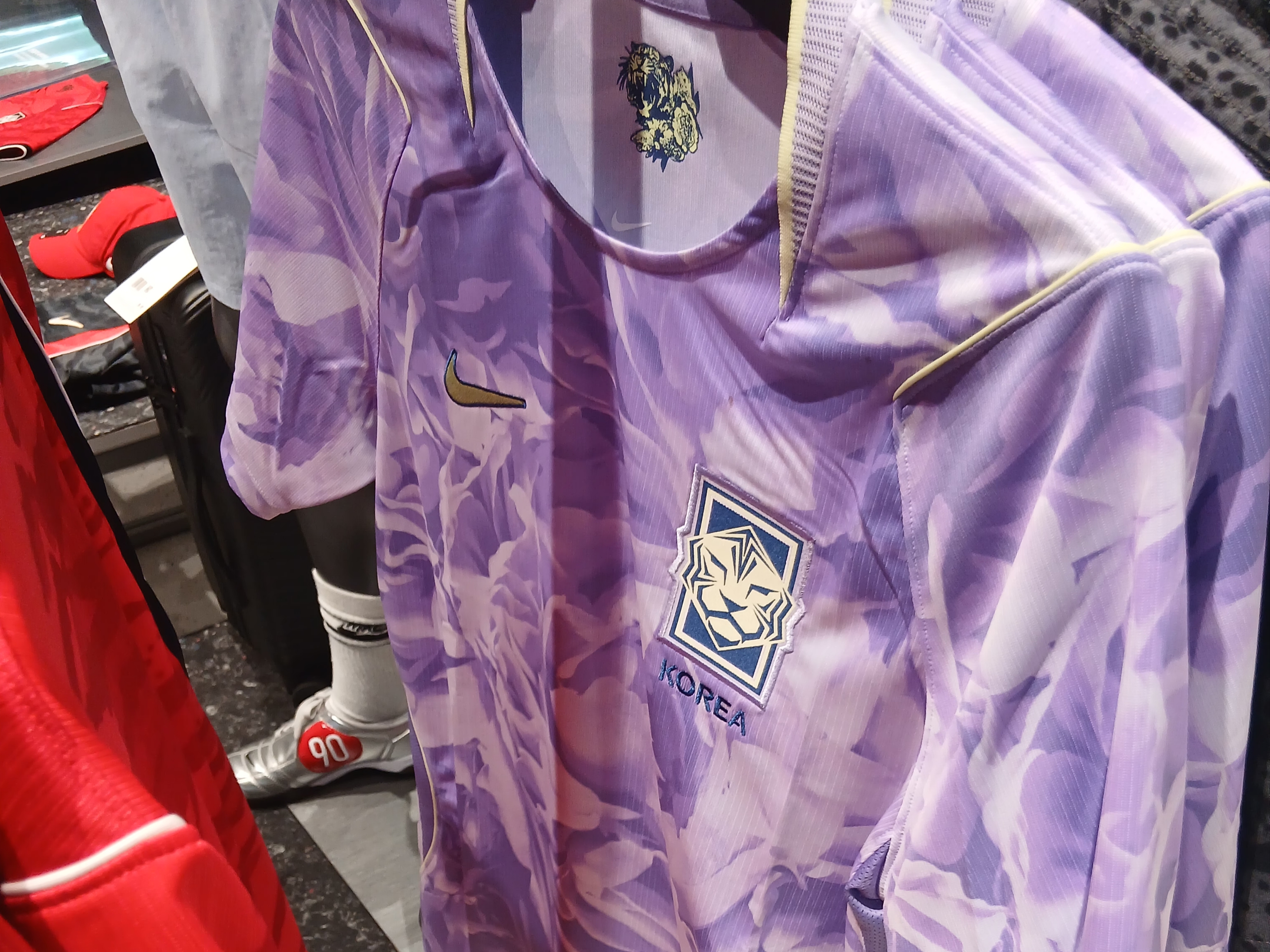 Nike Korea 2026 Stadium Home Dri-Fit Soccer Replica Jersey Global Red Black (Non Marking Ver.), Nike Korea 2026 Stadium Away Dri-Fit Soccer Replica Jersey Space Purple Amethyst Tint (Non Marking Ver.) 착용 스타일 - 4