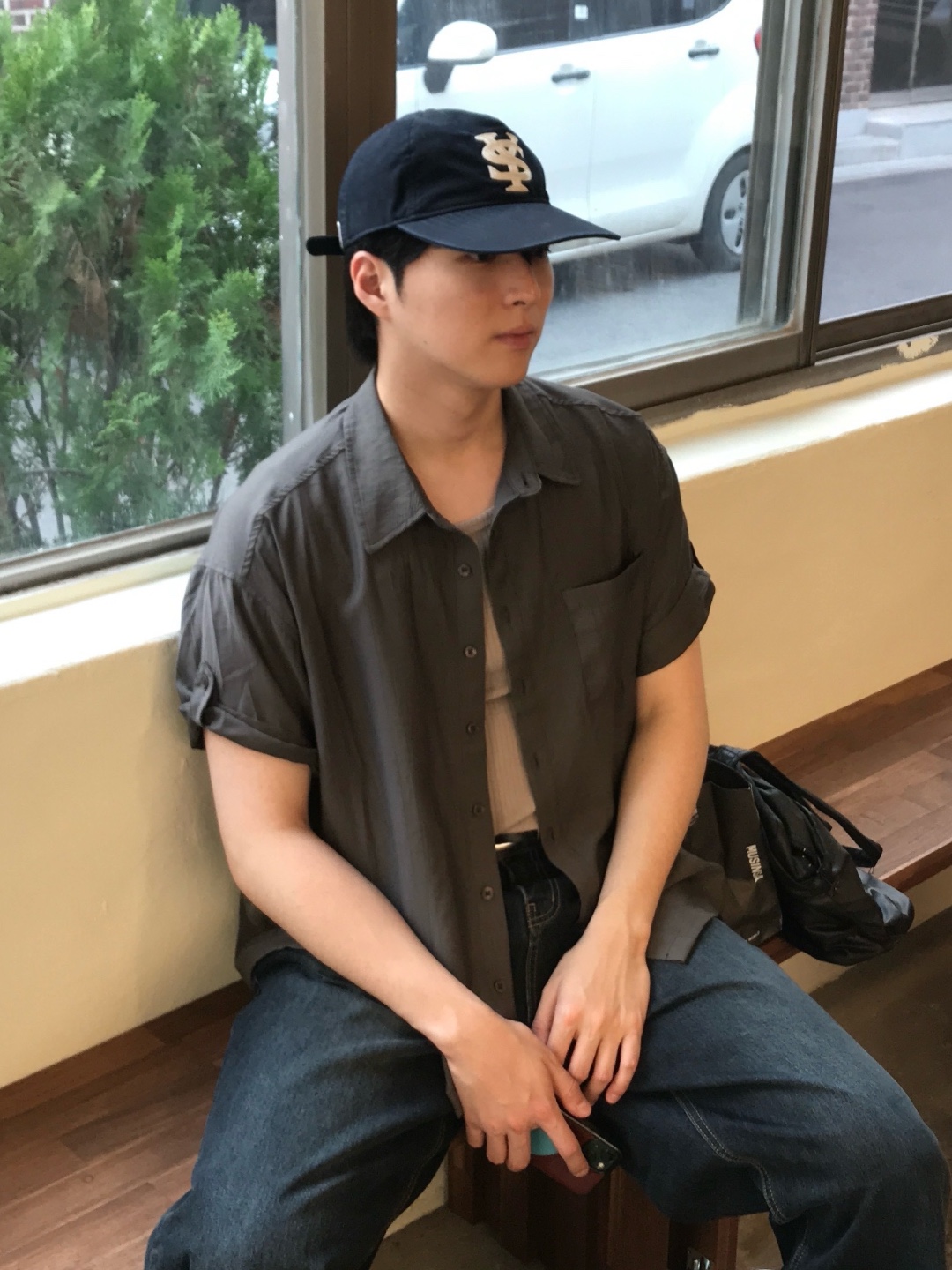 [예약 배송] Sunday Ceremony Old English Applique Logo Cap - Navy, Sunday Ceremony Old English Applique Logo Cap - Light Brown 착용 스타일 - 4