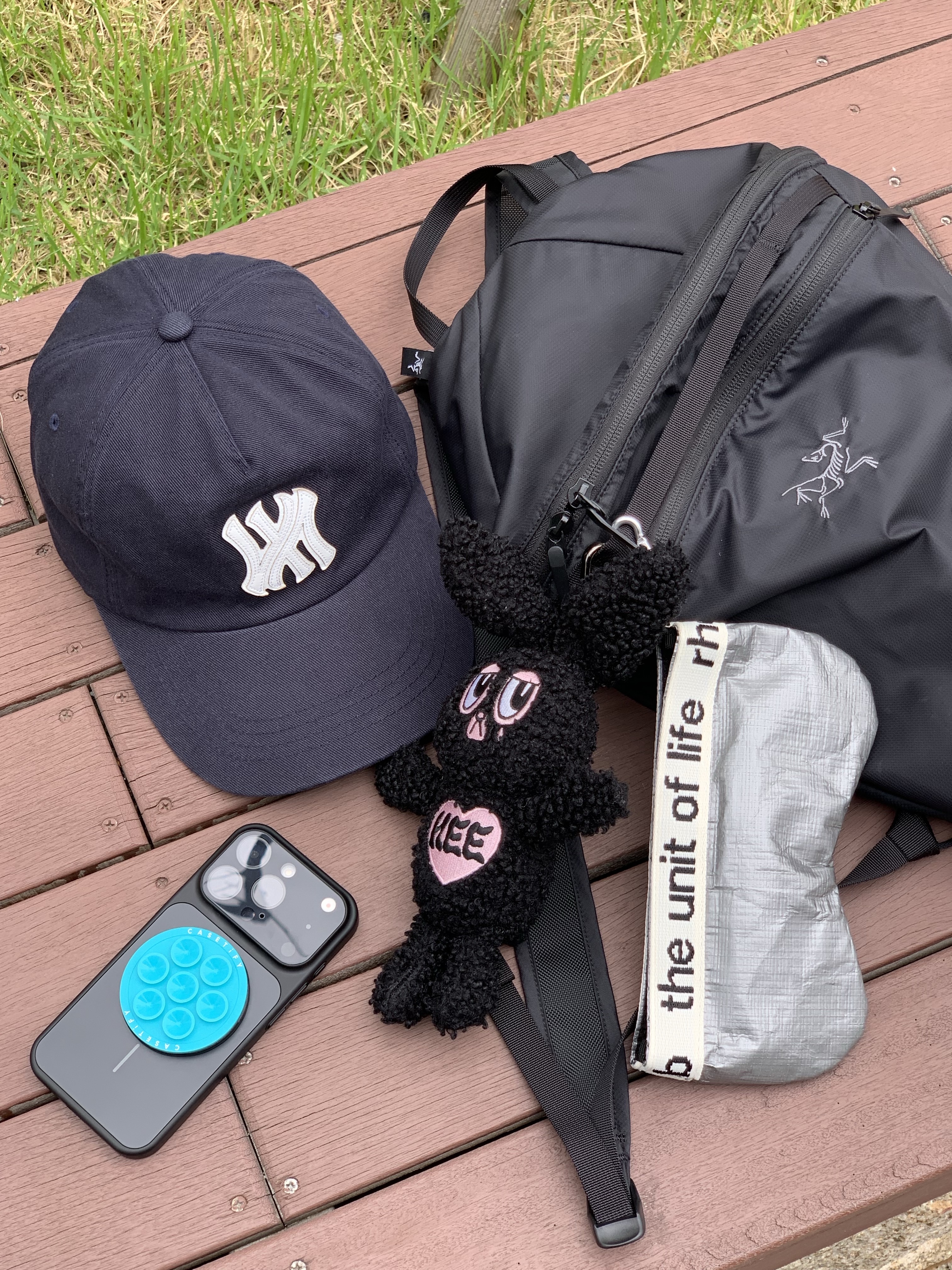 Farfromwhat Far Washed Logo T-Shirts Black, Farfromwhat Far Patch Logo Cap Navy 착용 스타일 - 2