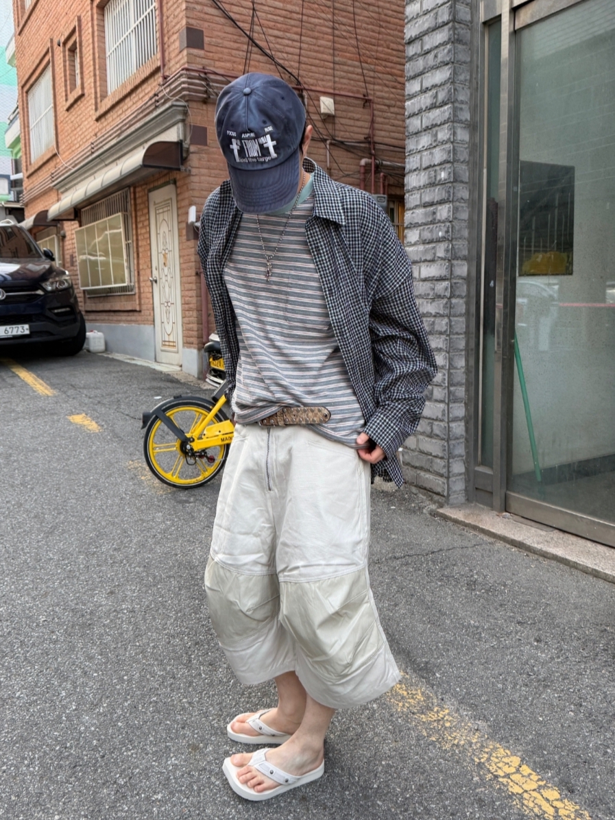 ROARINGRAD Layered Knee Bermuda Pants Beige 착용 스타일