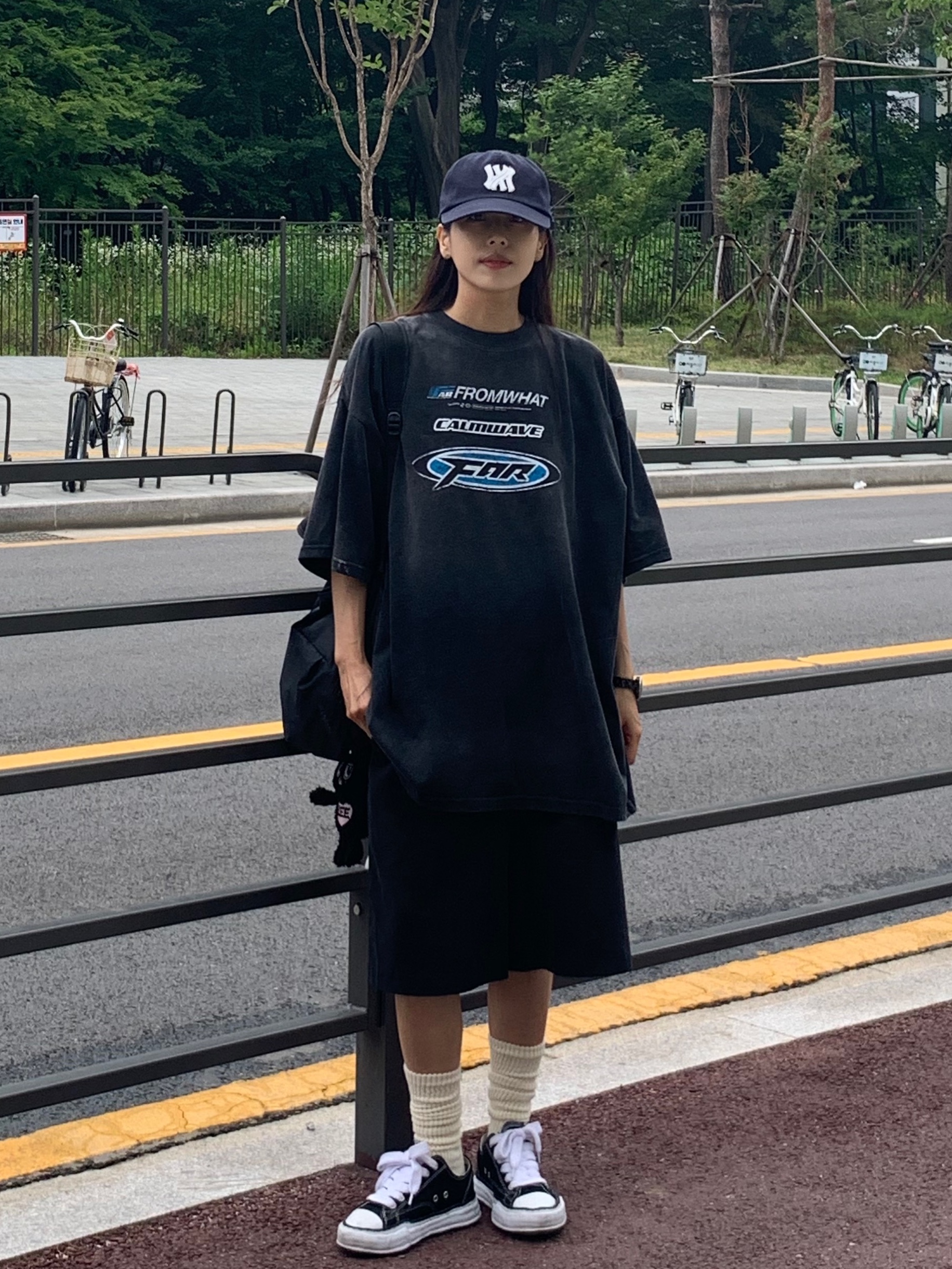 Farfromwhat Far Washed Logo T-Shirts Black, Farfromwhat Far Patch Logo Cap Navy 착용 스타일 - 2
