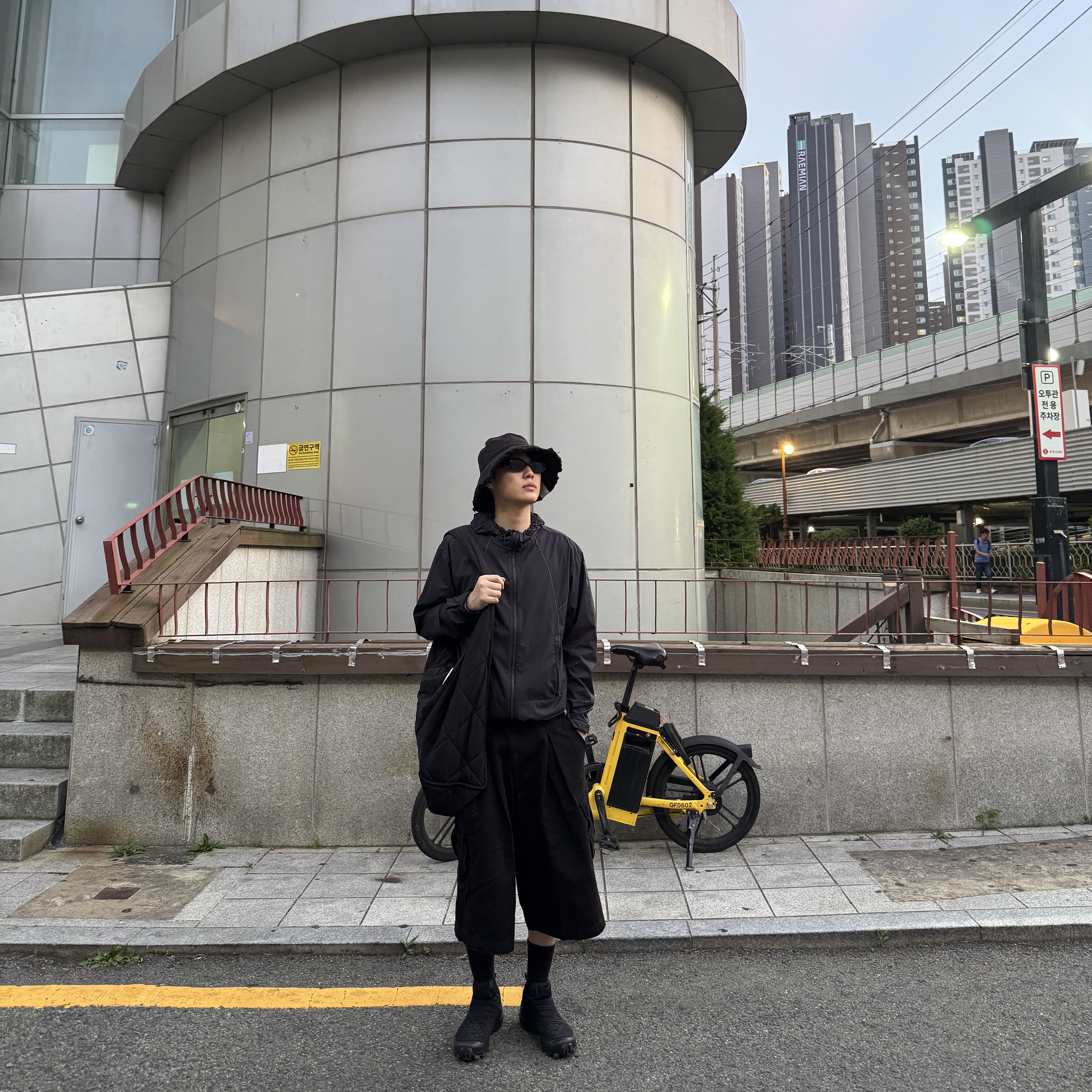 Sansan Gear Capri Pants Black_26SS, Salomon x MM6 Maison Margiela Cross Dust Black Asphalt 착용 스타일 - 1