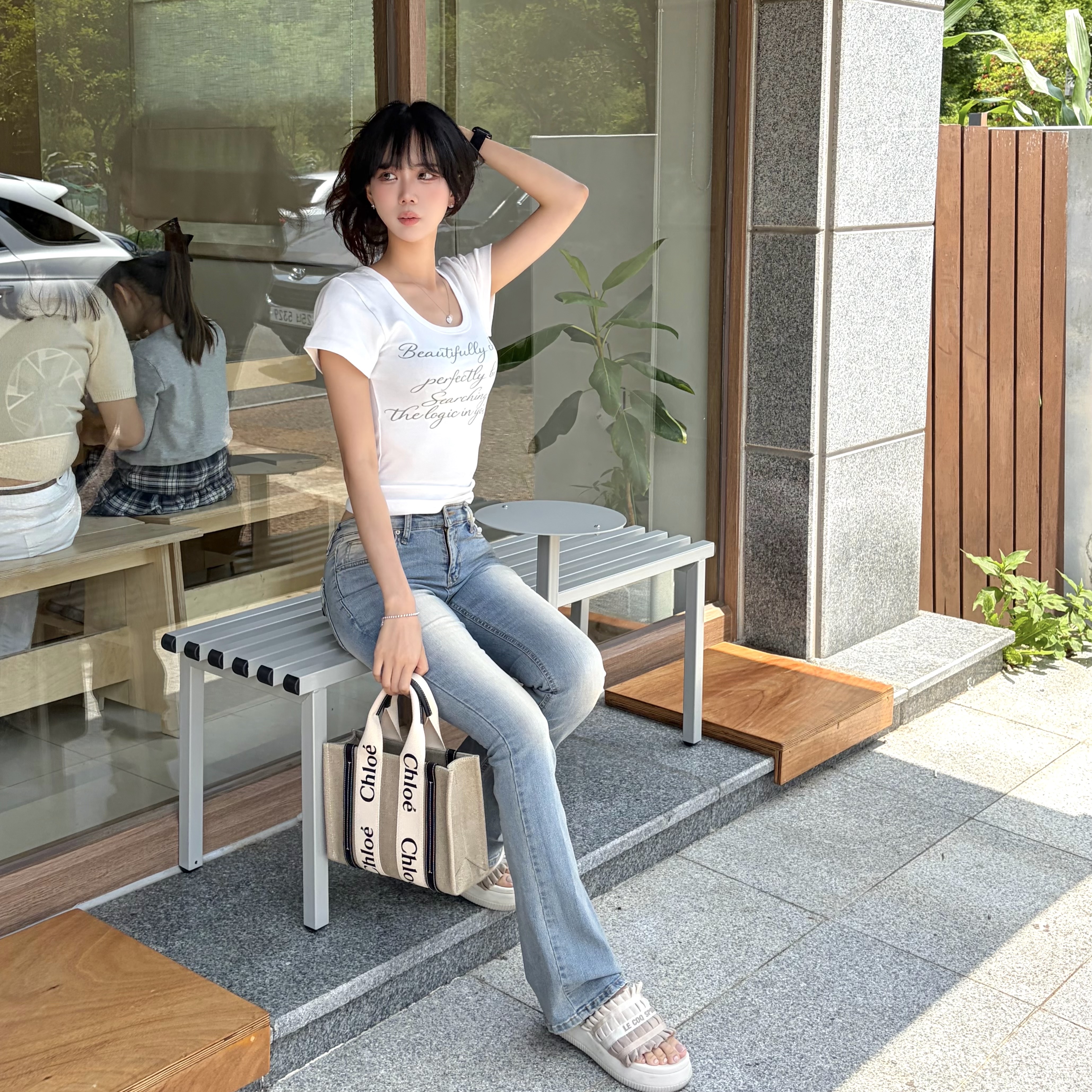 Chloe Woody Small Strap Tote Bag Navy 착용 스타일 - 1
