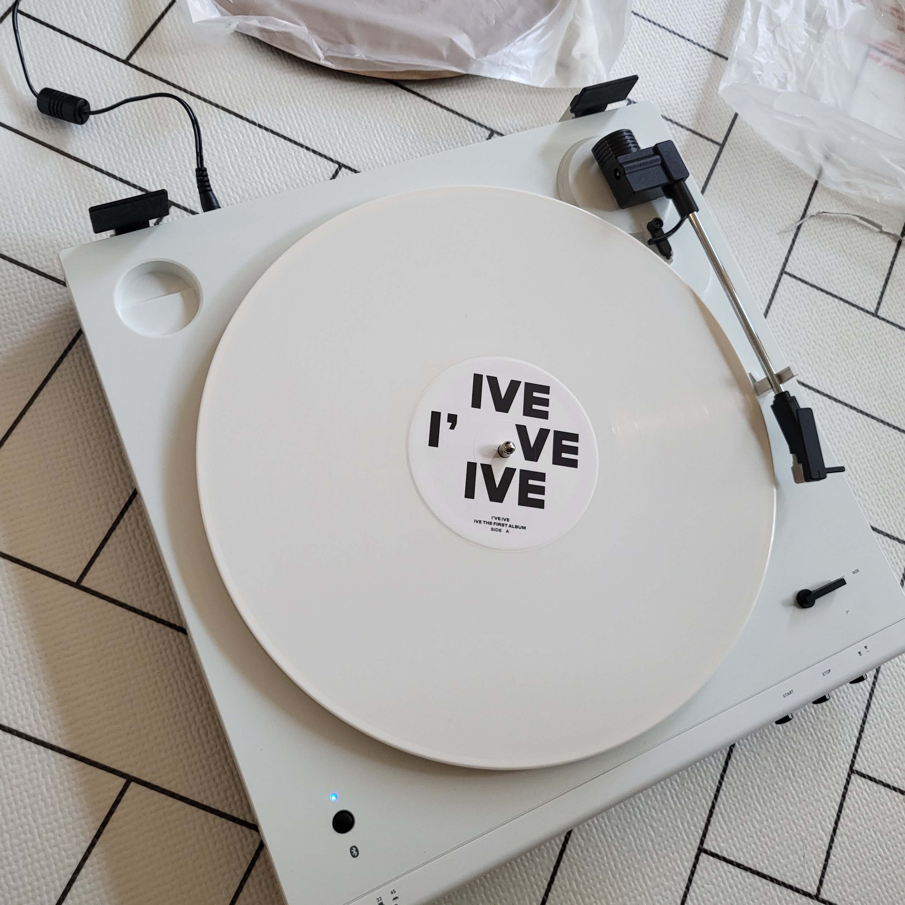IVE 1st Album I've IVE LP White 착용 스타일
