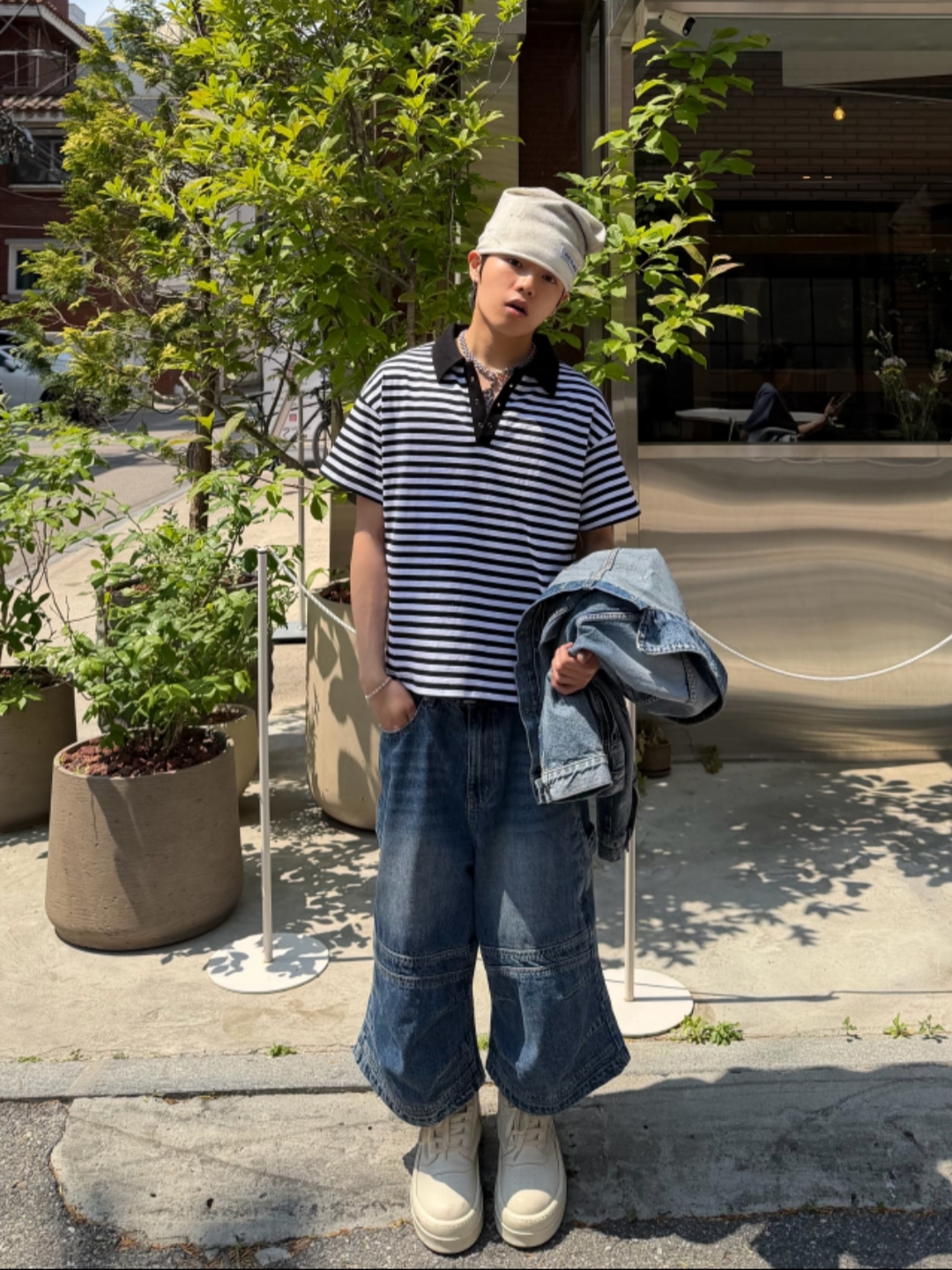 ROARINGRAD Striped Polo T-shirt Black, ROARINGRAD Carpenter Bermuda Denim Pants Blue 착용 스타일