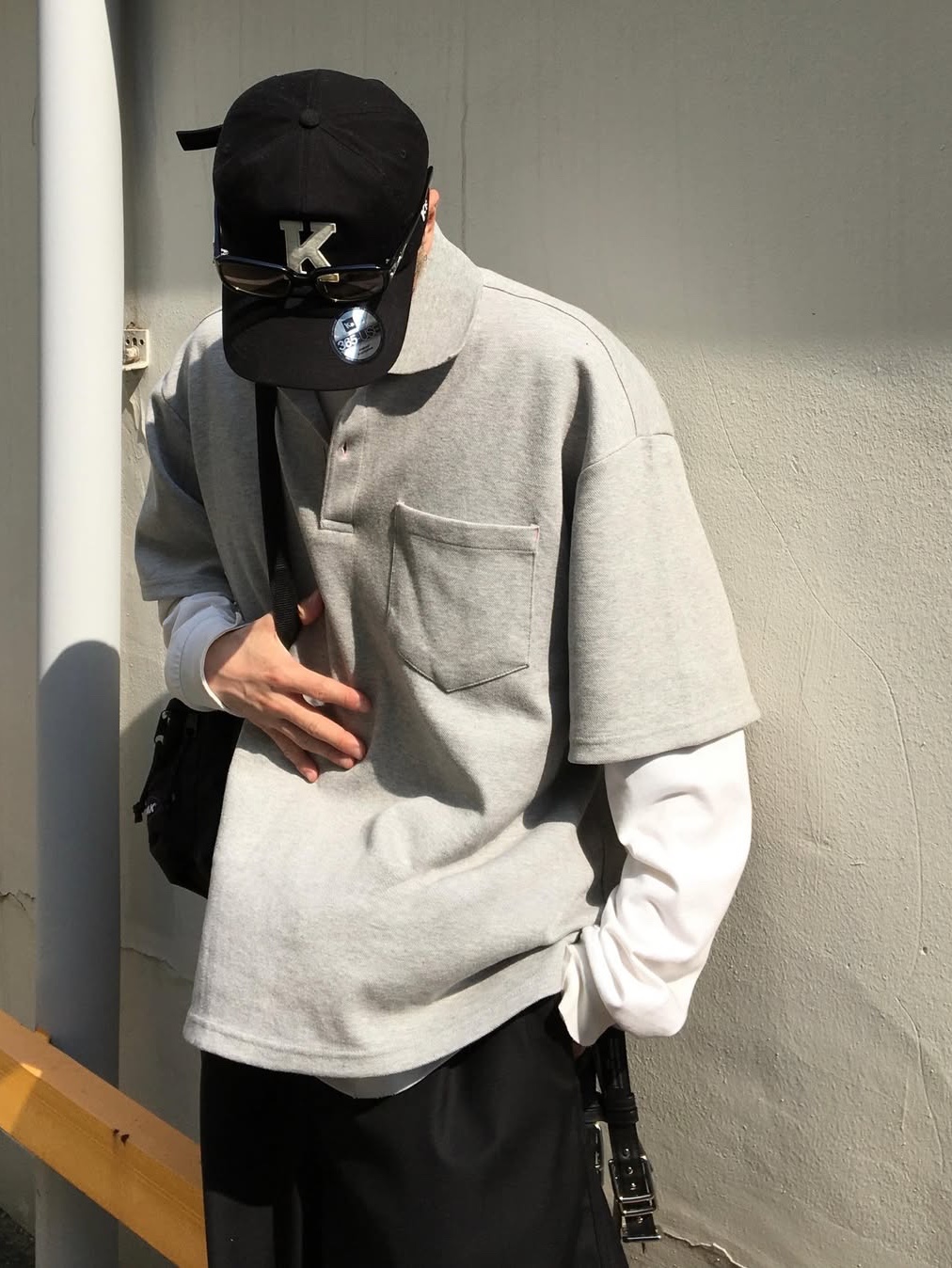 Kamien Back Pleats Polo Gray, Kamien x KOIN SEOUL K Logo Ball Cap Black 착용 스타일 - 1