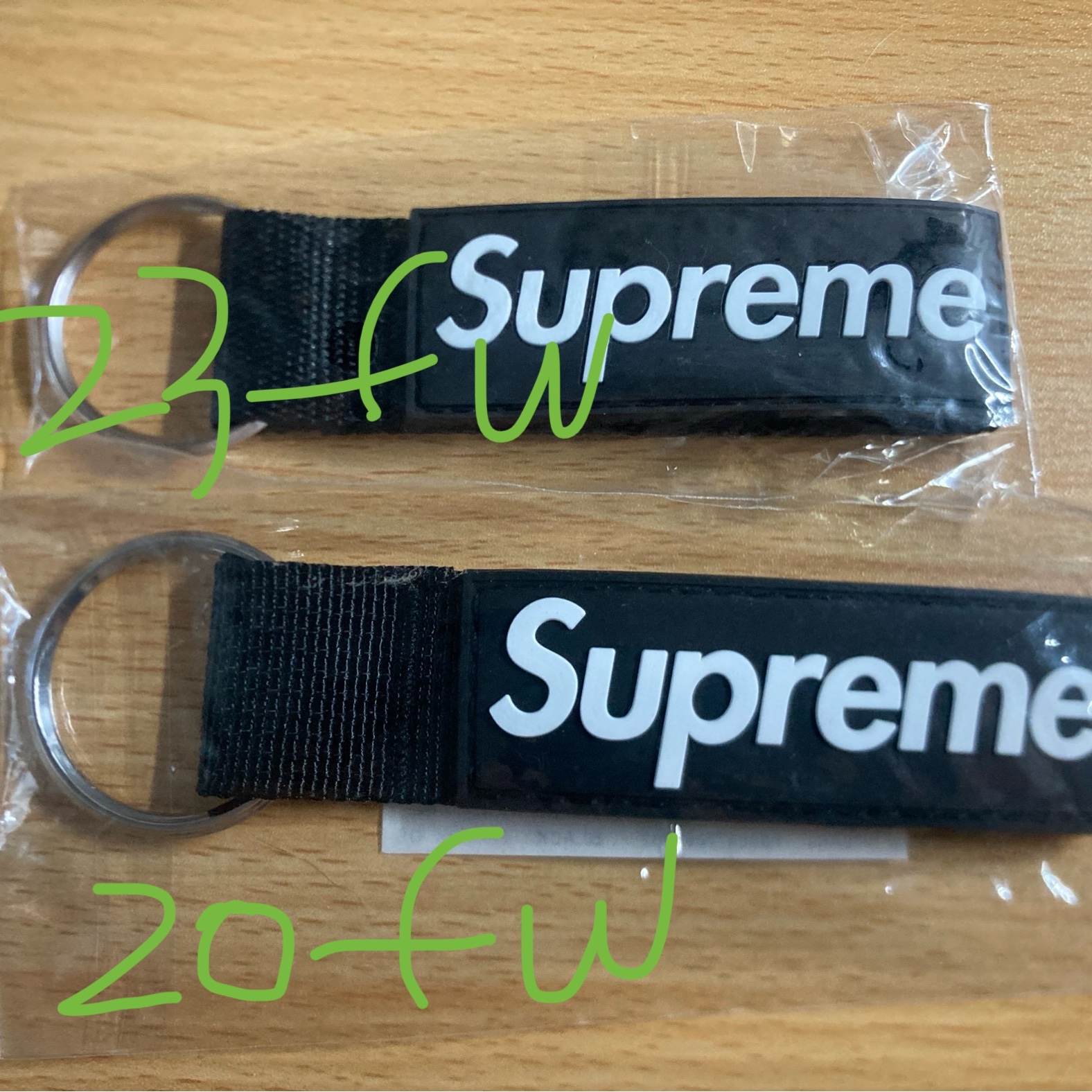 Supreme Webbing Keychain Red - 23SS, Supreme Webbing Keychain Black - 23SS 착용 스타일