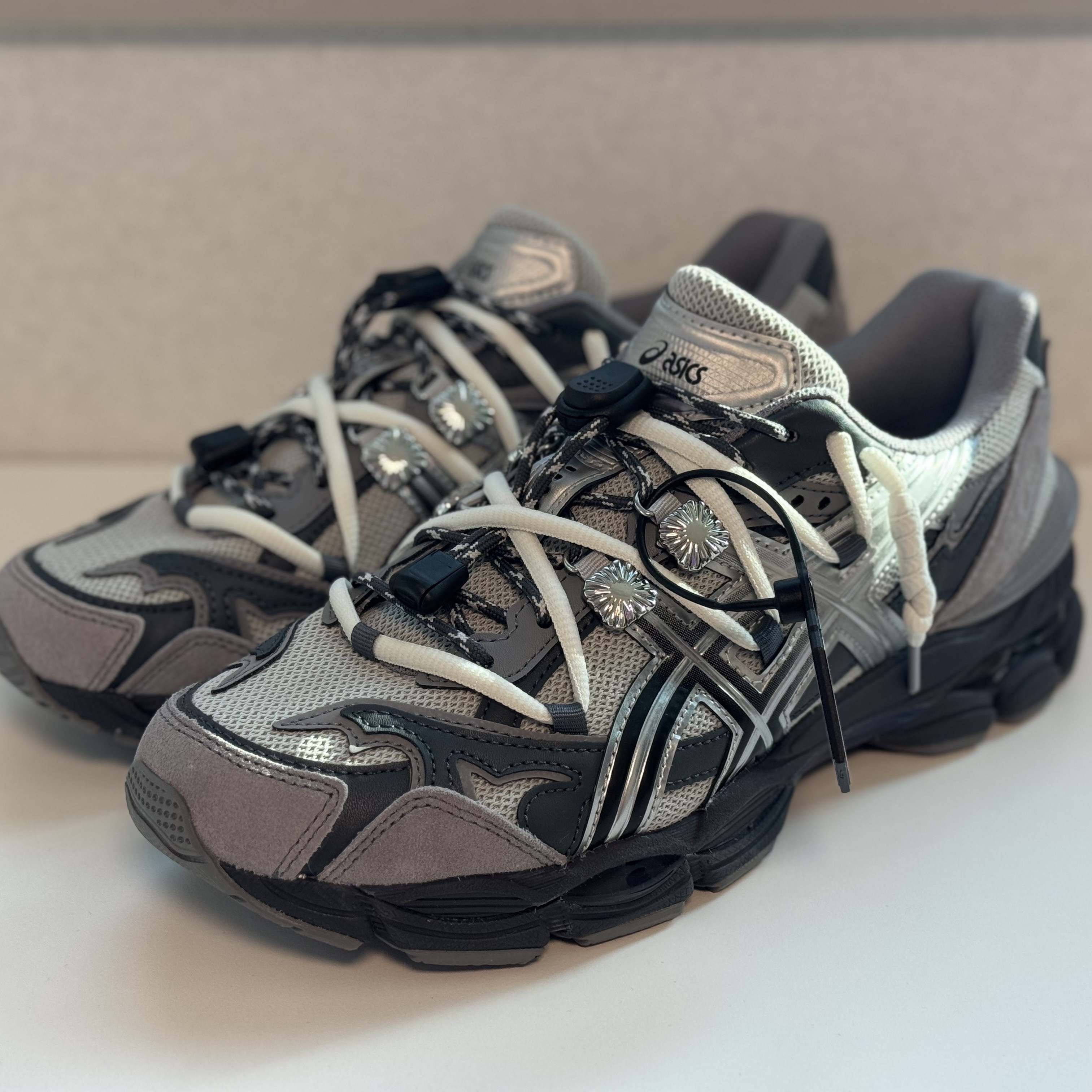 Asics x Toga Gel-Cumulus 16 TG Grey Black Pure Silver 착용 스타일 - 1