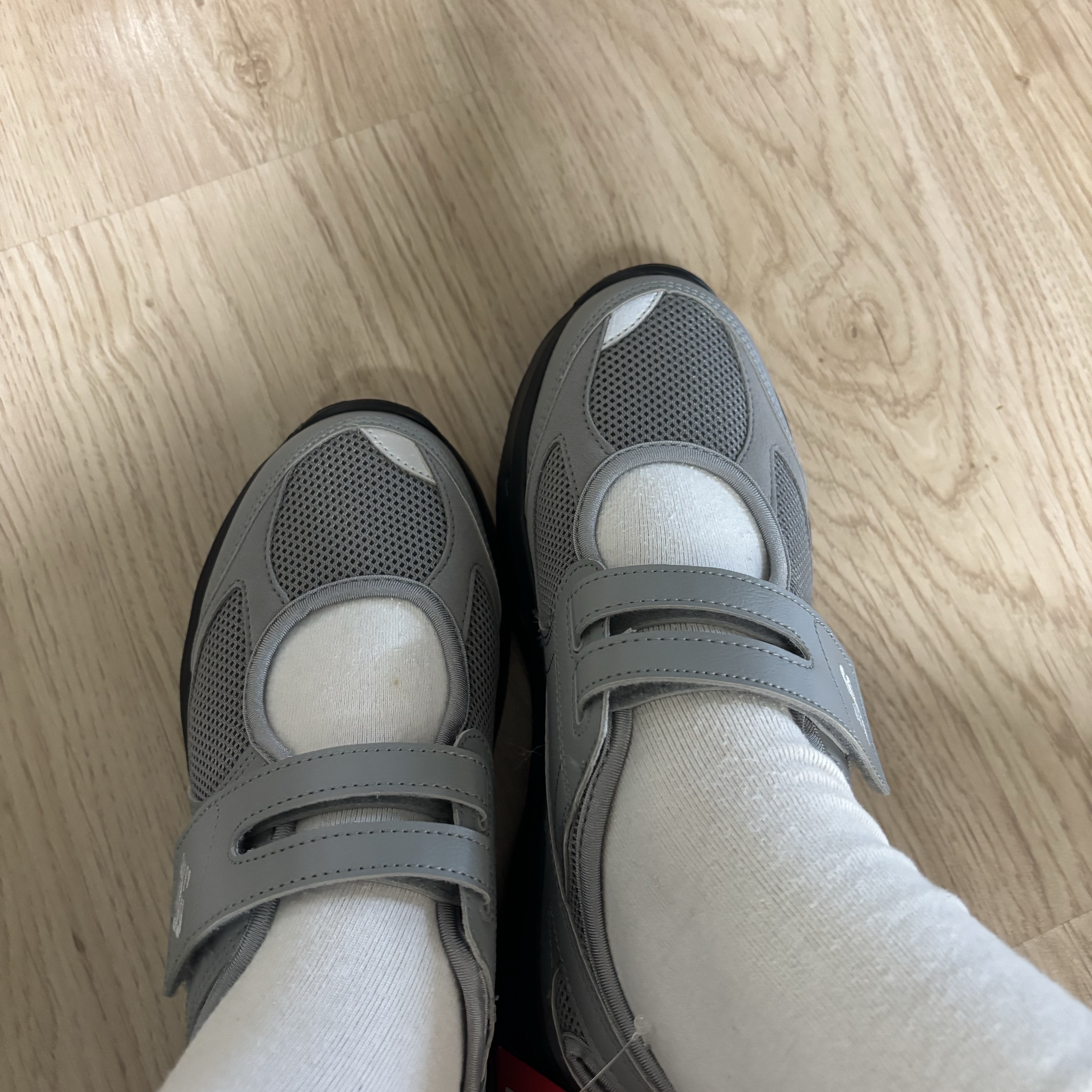 (W) New Balance Breeze SD2202 Gray 착용 스타일