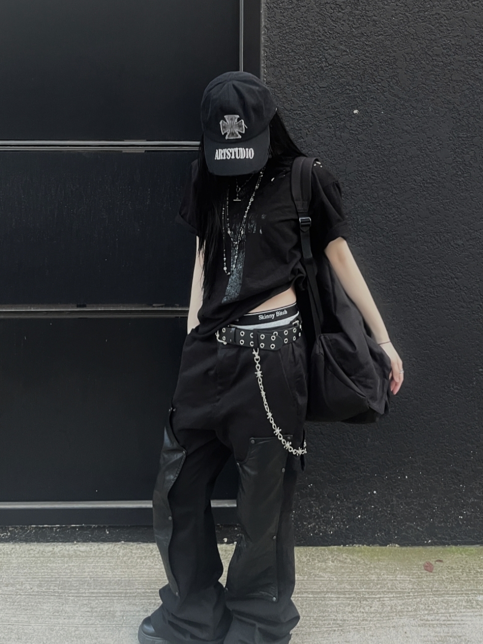 ROARINGRAD Cross Damage Slub T-Shirt Black 착용 스타일 - 1