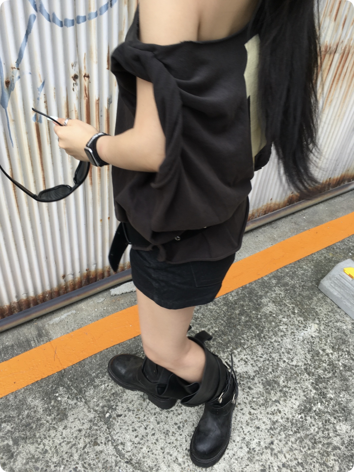 Yeezy One Box T-Shirt Black, Balenciaga Venom High Boot Black 착용 스타일 - 3