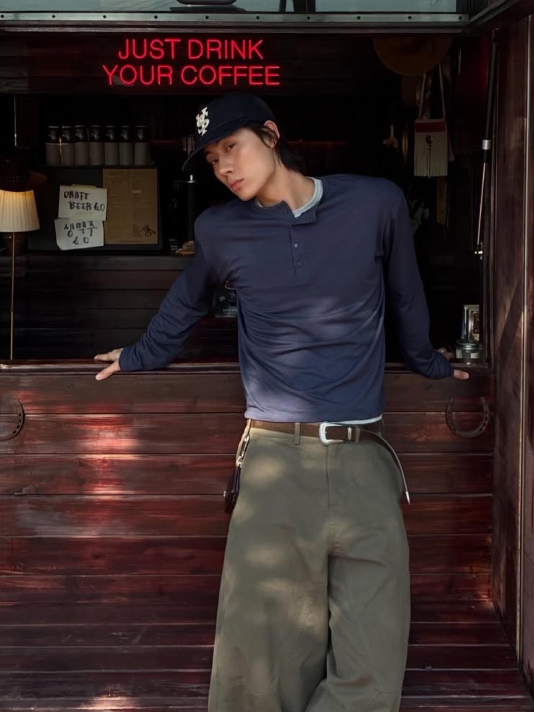 [예약 배송] Sunday Ceremony Old English Applique Logo Cap - Navy, Sunday Ceremony Old English Applique Logo Cap - Light Brown 착용 스타일 - 3