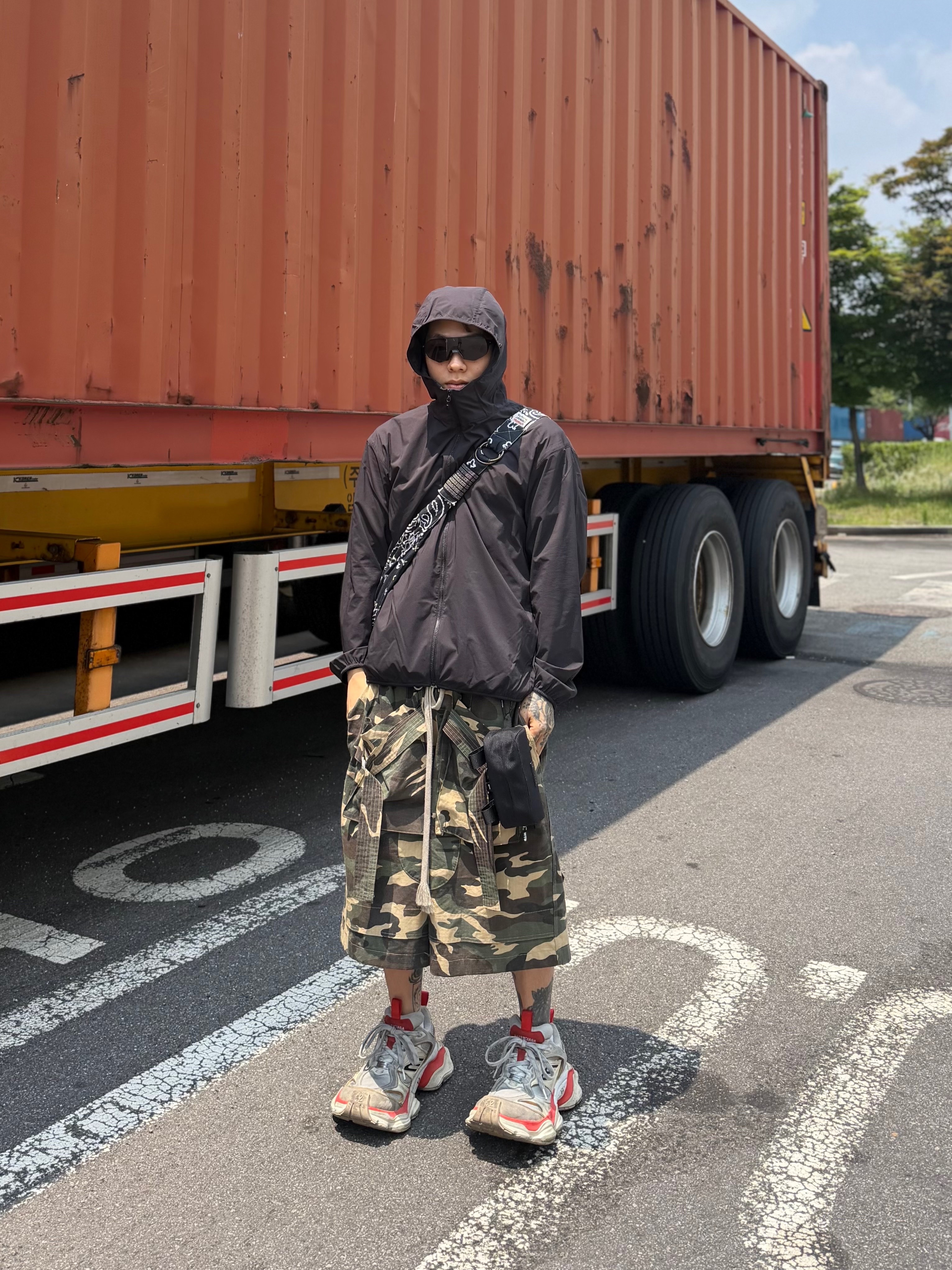 Balenciaga Cargo Sneakers Beige Grey Red, Wapworks Field Safety Bermuda Camo 착용 스타일 - 2