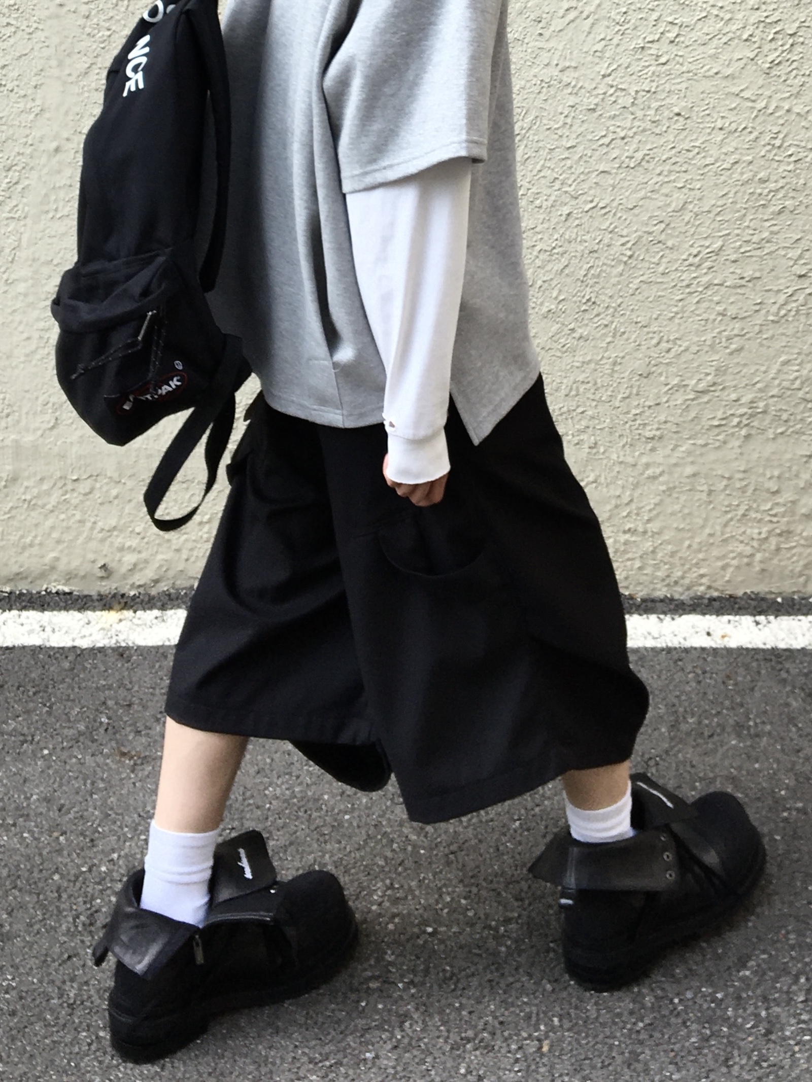 Kamien x  KOIN SEOUL Bermuda Slacks Black, Kamien Back Pleats Polo Gray 착용 스타일 - 3