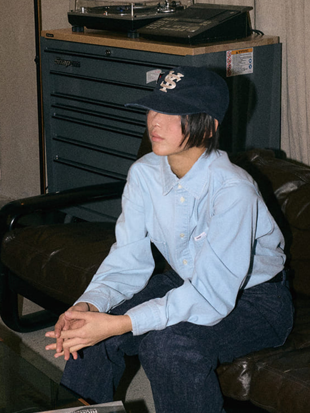 [예약 배송] Sunday Ceremony Old English Applique Logo Cap - Navy, Sunday Ceremony Old English Applique Logo Cap - Light Brown 착용 스타일 - 2