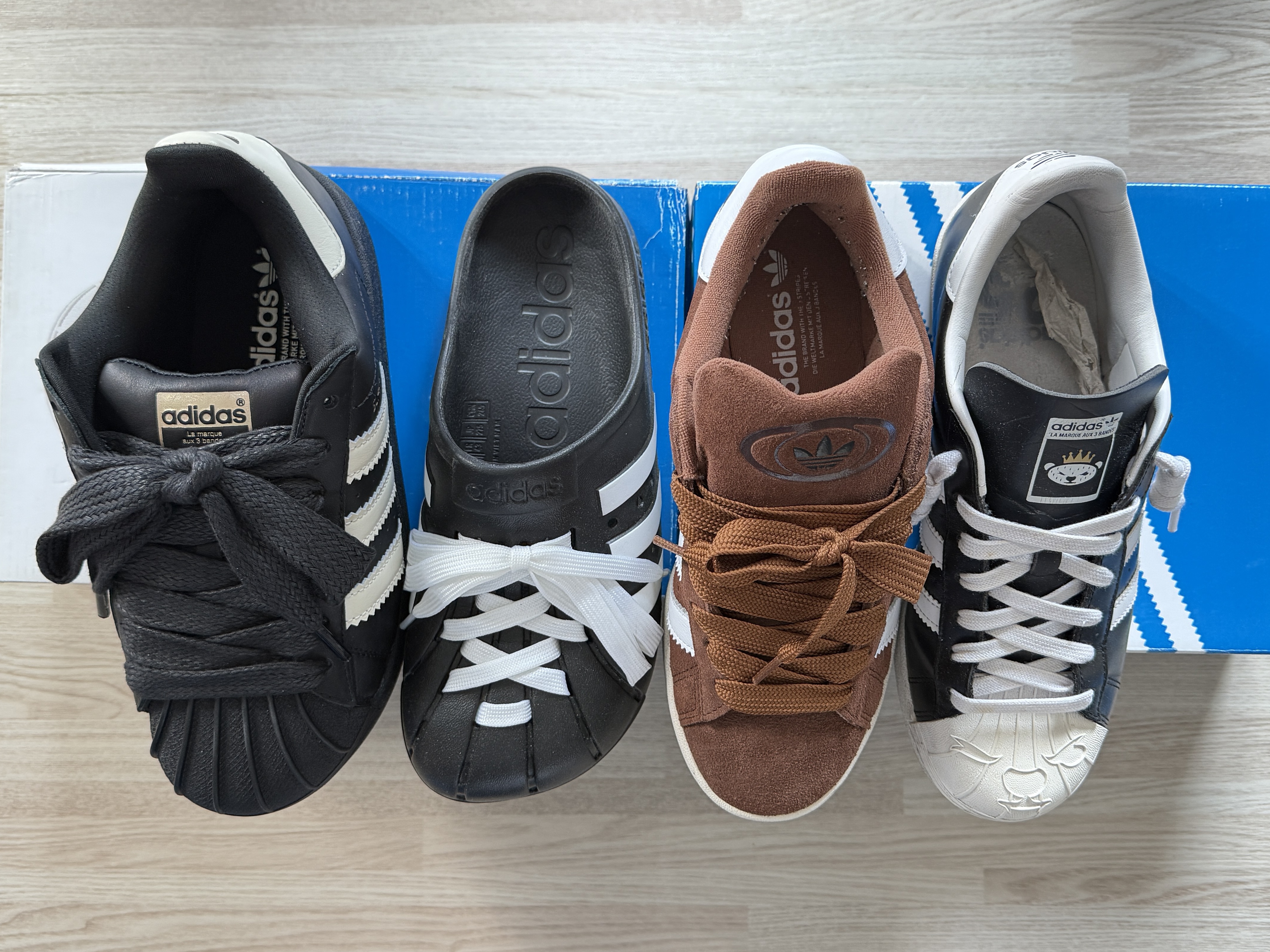 Adidas x Pharrell Williams Virginia Superstar 92 Core Black Sky Rush 착용 스타일 - 5