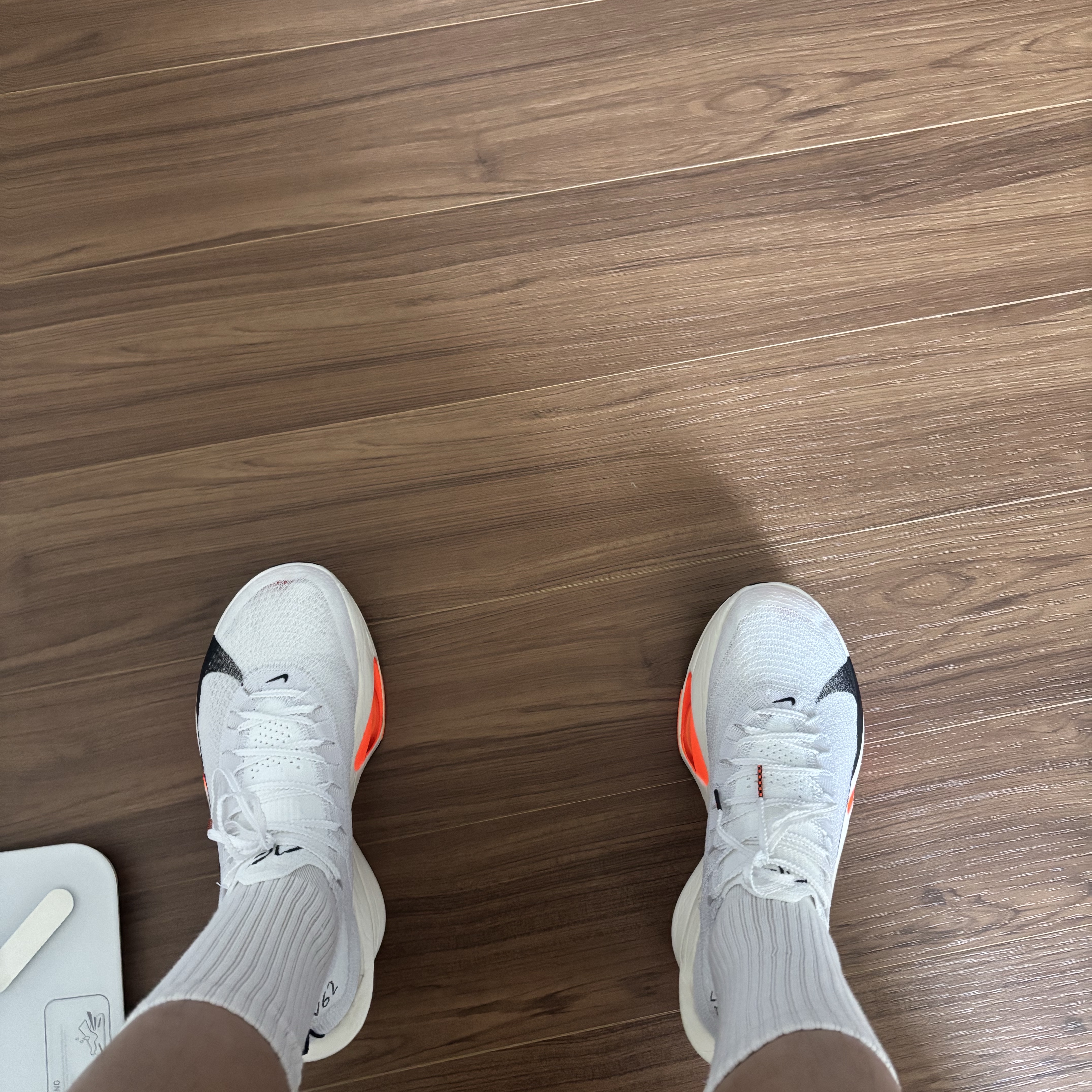 Nike Air Zoom Alphafly Next% 3 Proto White Total Orange 착용 스타일 - 2