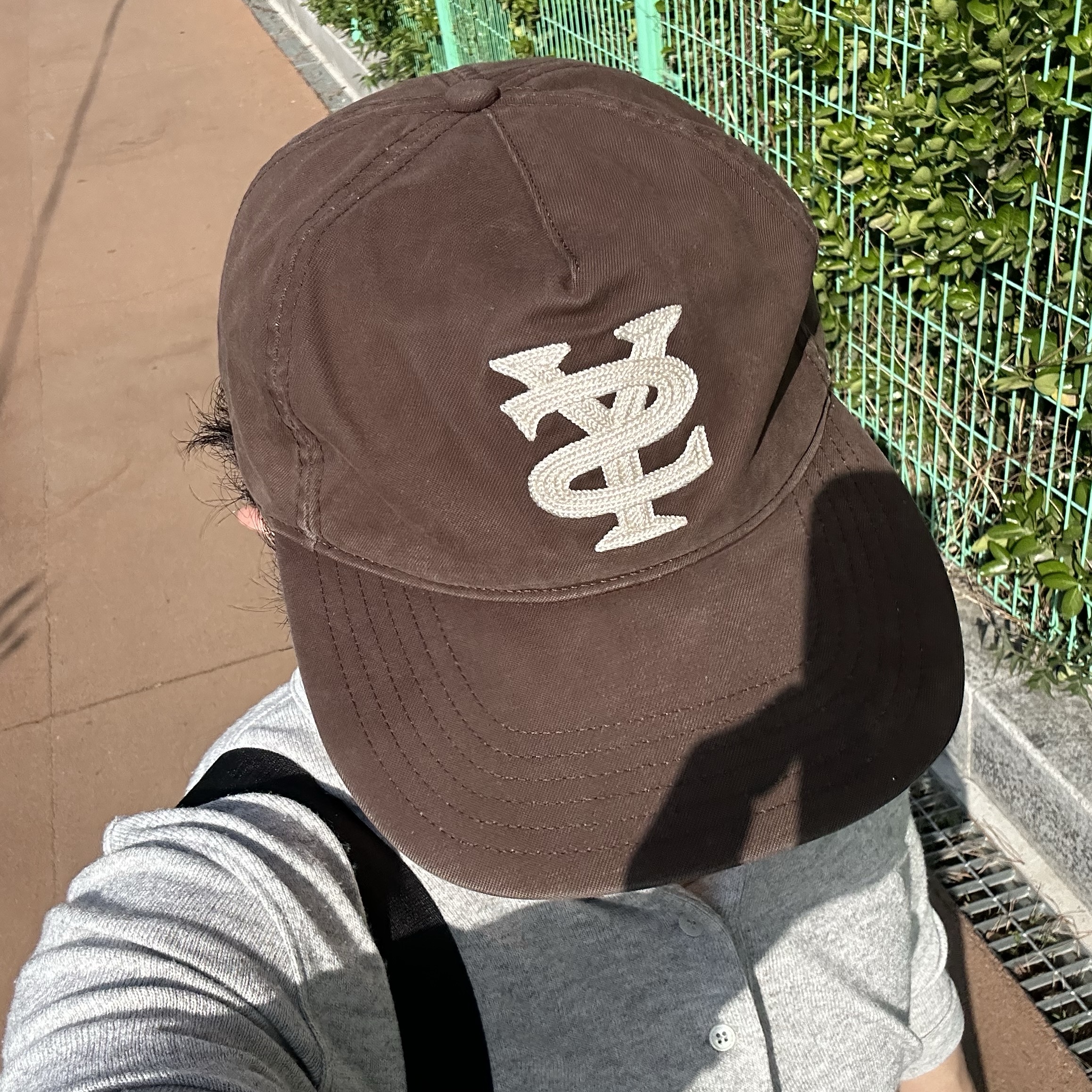 Sunday Ceremony Sy Logo 5 Panel Cotton Cap - Brown 착용 스타일 - 1