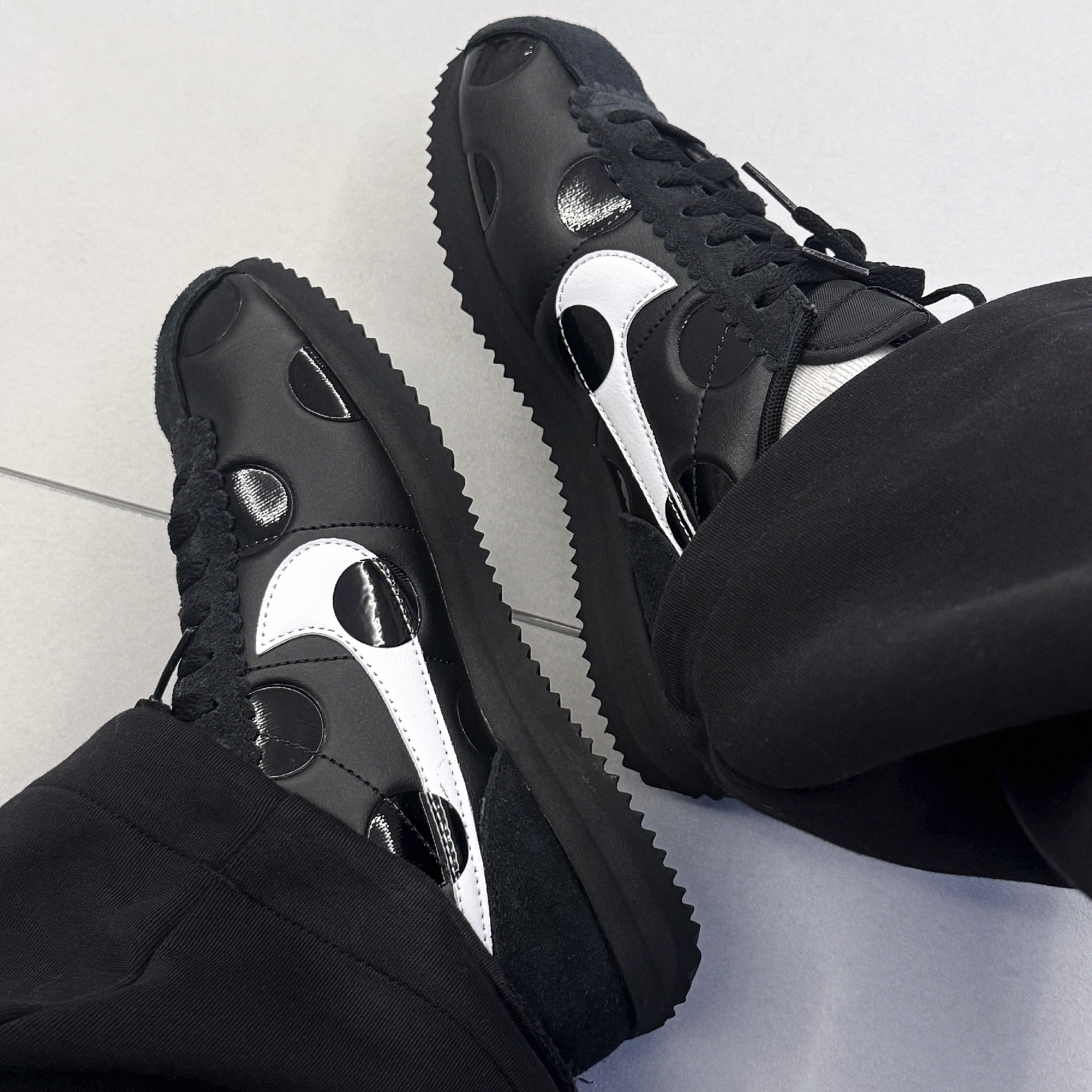 (W) Nike Cortez Polka Dots Black White 착용 스타일