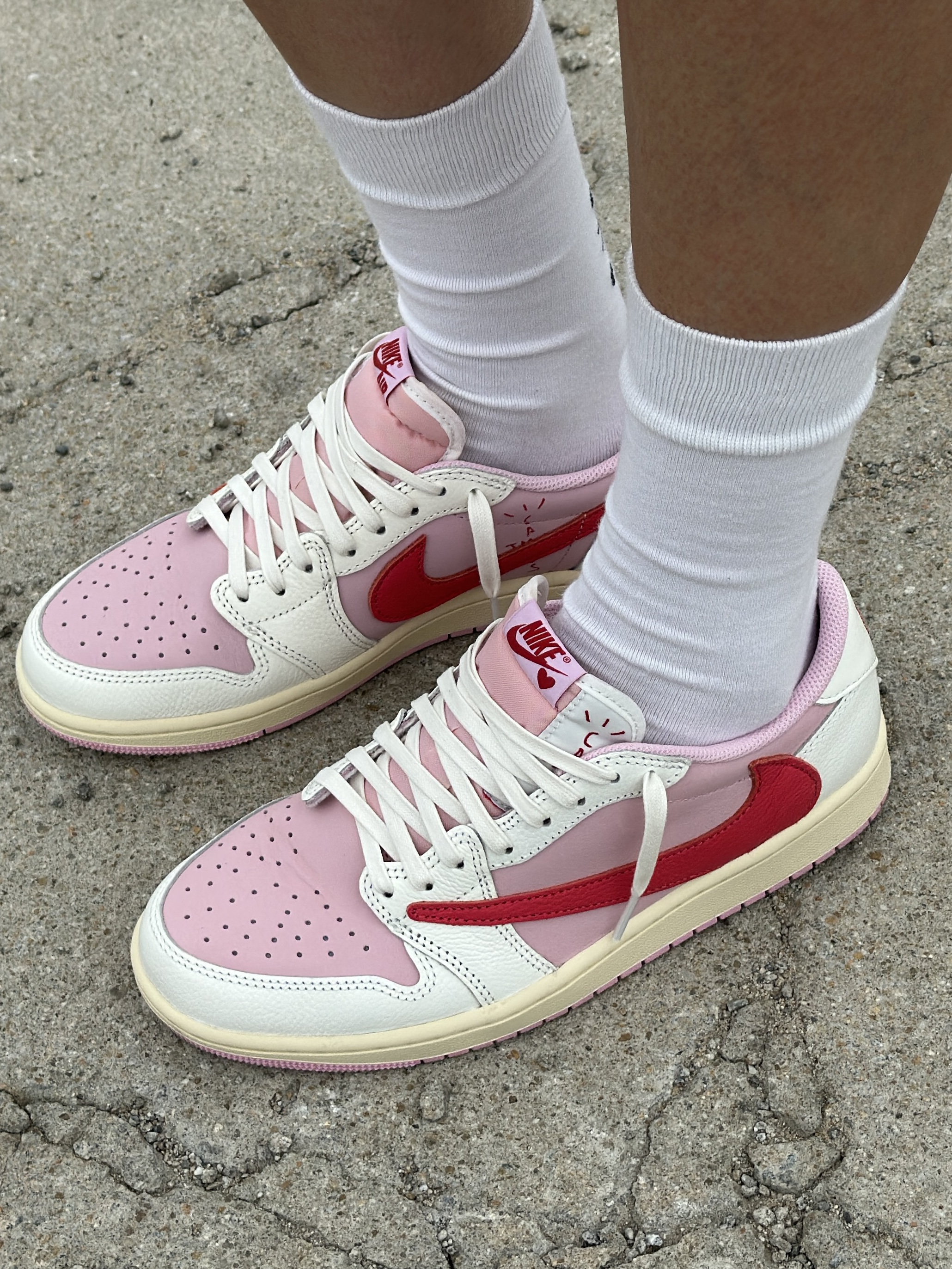 Jordan 1 x Travis Scott Retro Low OG SP Sail Tropical Pink, Acne Studios Arvel Plaque Face Bag Black 착용 스타일 - 5