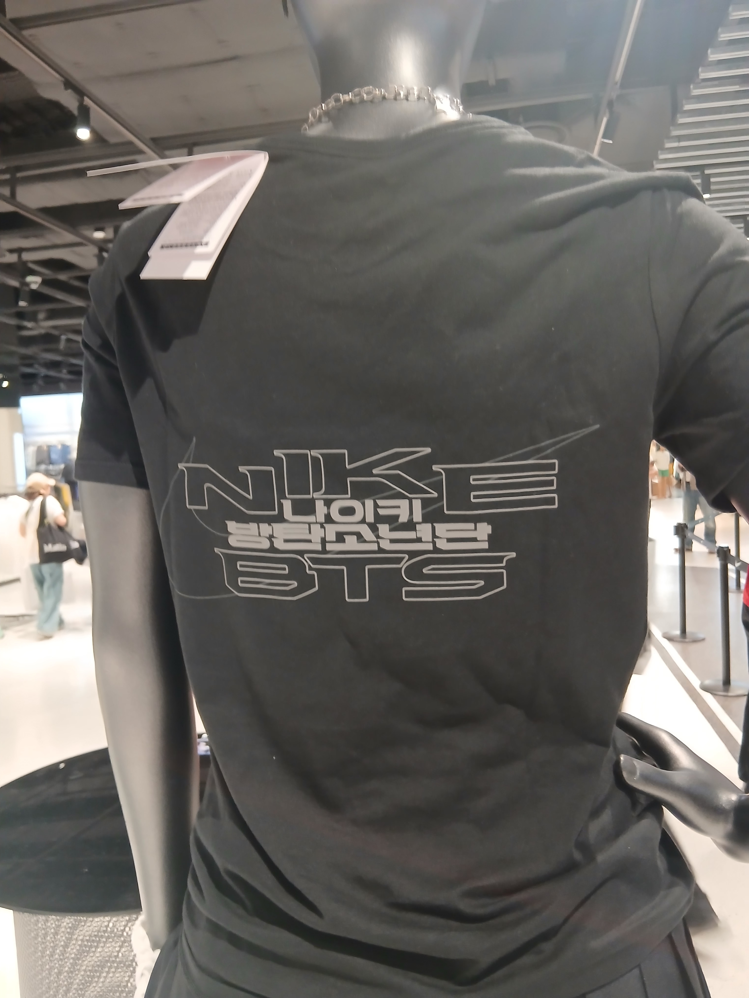 Nike x BTS Hoodie Grey (JA8525-051), (W) Nike x BTS T-Shirt Black (JF1696-010) 착용 스타일 - 5