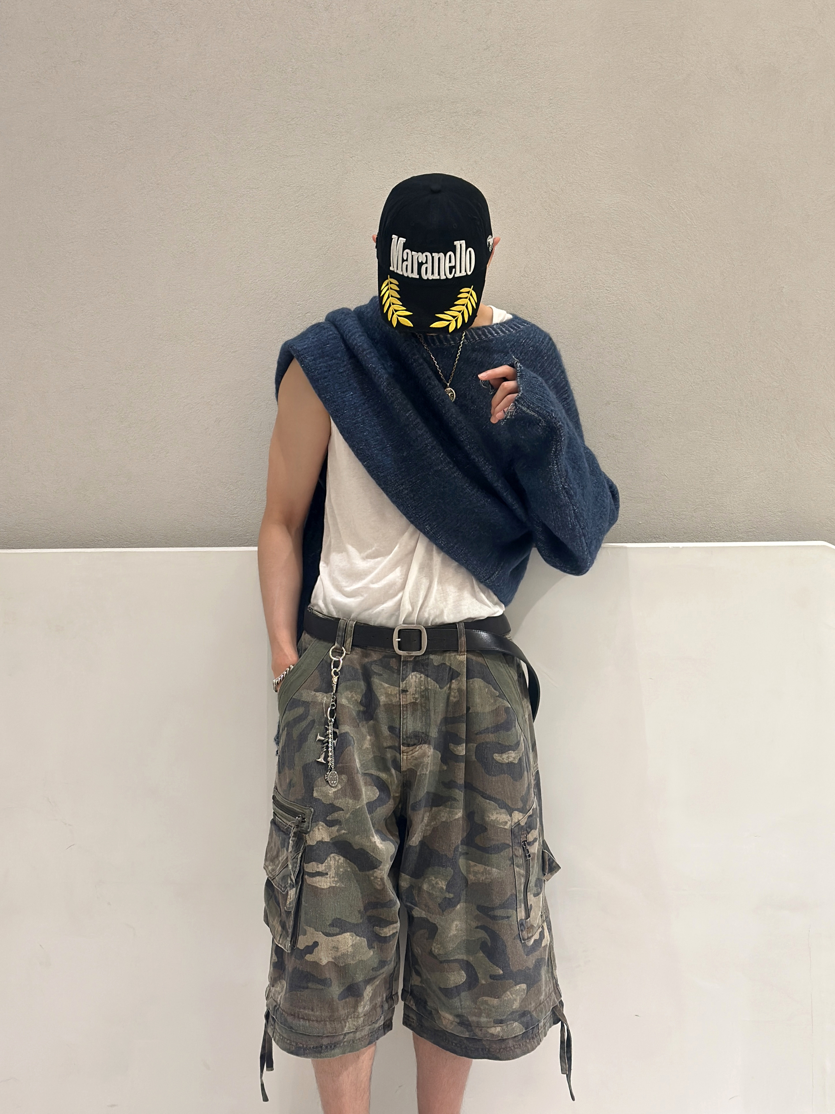 ETCE Layered Cargo Bermuda Shorts Camo, Farfromwhat Far F Charm Keyring 착용 스타일 - 3