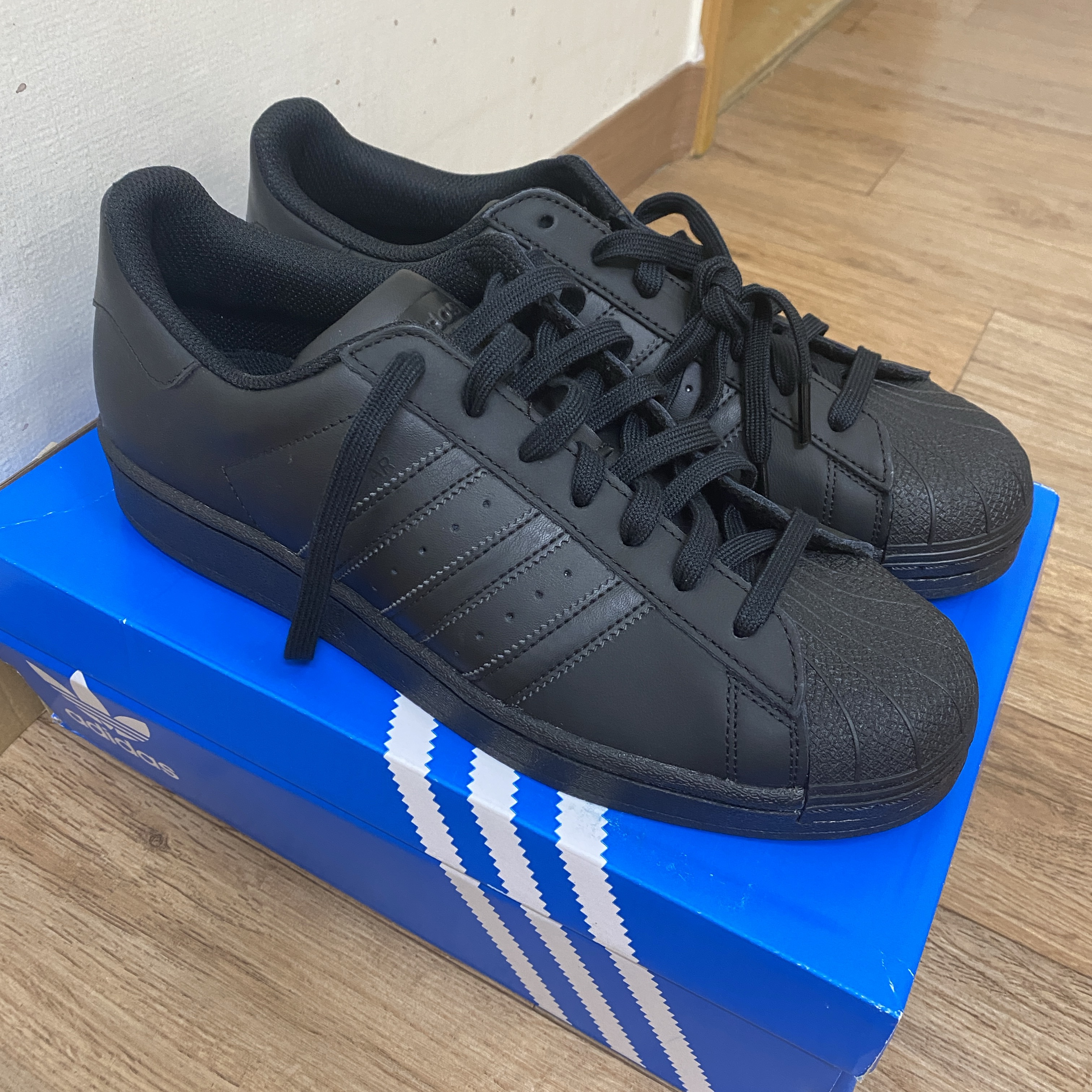 Adidas Superstar Triple Black 착용 스타일 - 3