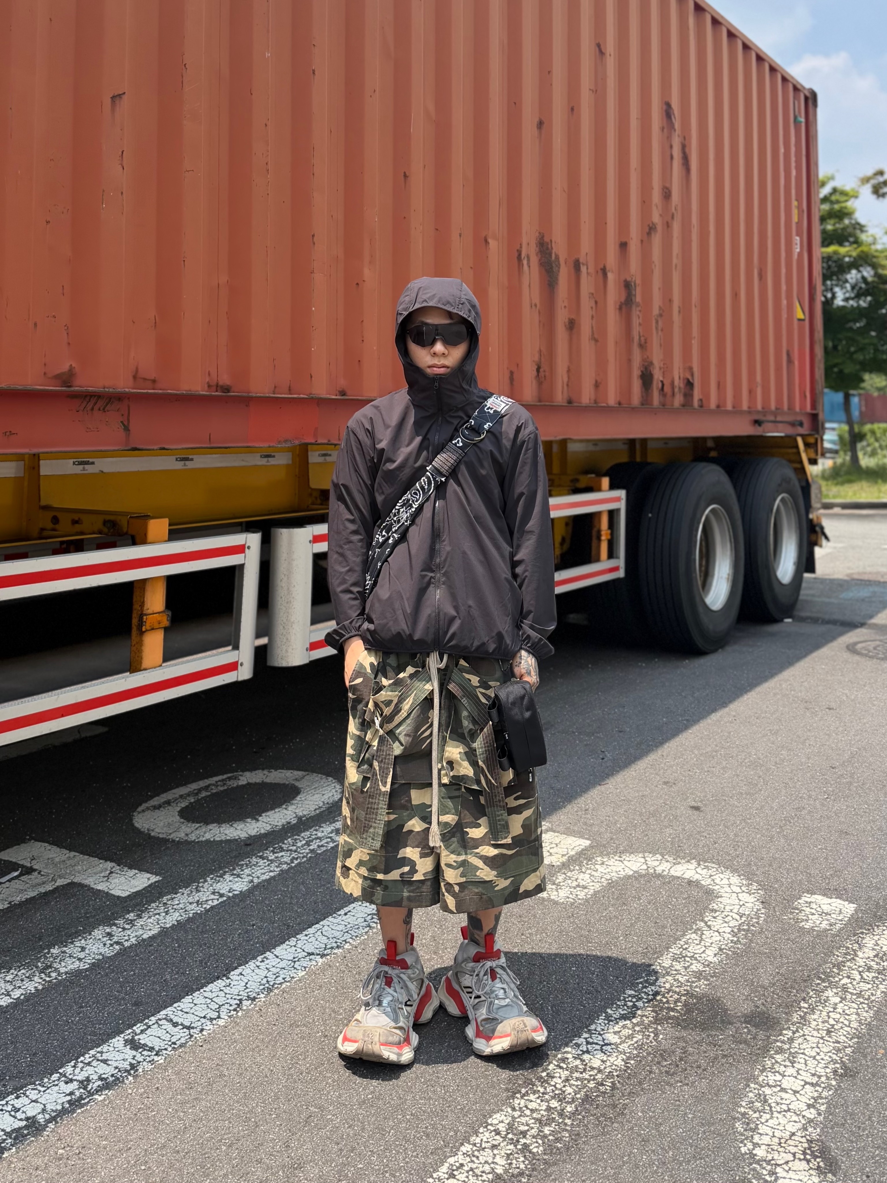 Balenciaga Cargo Sneakers Beige Grey Red, Wapworks Field Safety Bermuda Camo 착용 스타일 - 3