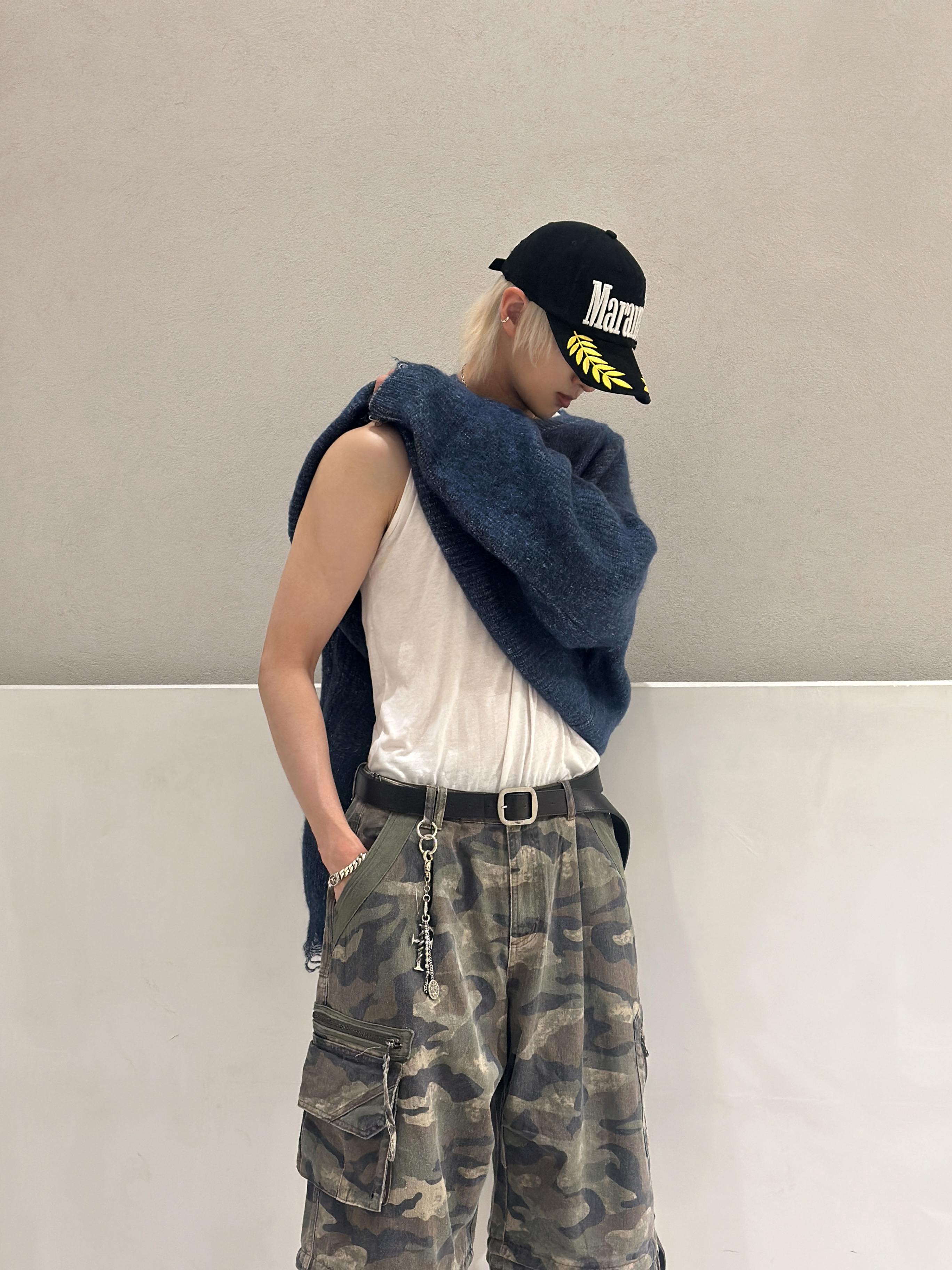 ETCE Layered Cargo Bermuda Shorts Camo, Farfromwhat Far F Charm Keyring 착용 스타일 - 2