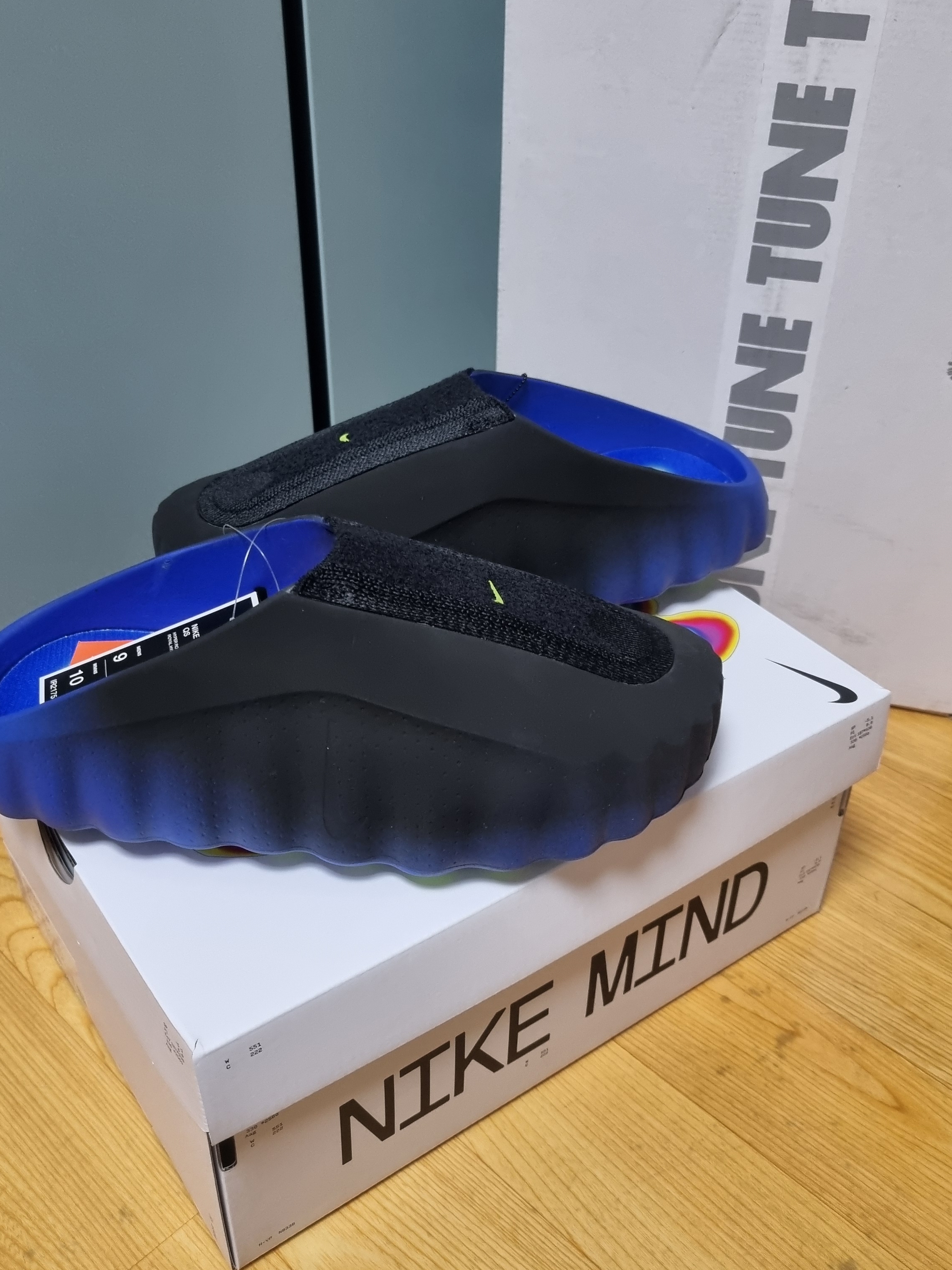 Nike Mind 001 Flyknit Hyper Royal, Jordan 1 x Travis Scott Retro Low OG SP Sail Tropical Pink 착용 스타일 - 1