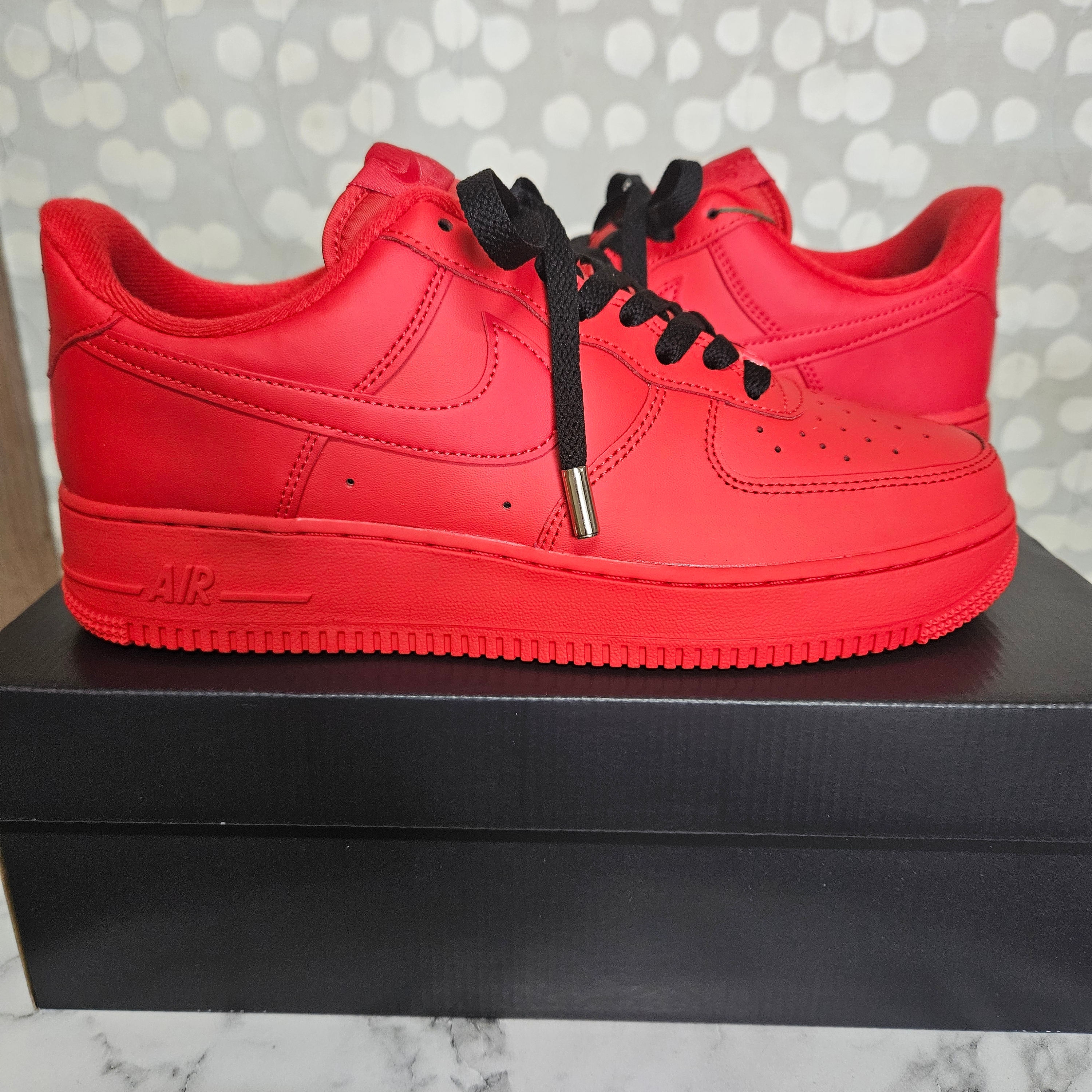 Nike Air Force 1 '07 LV8 Low 1 Triple Red 착용 스타일 - 3