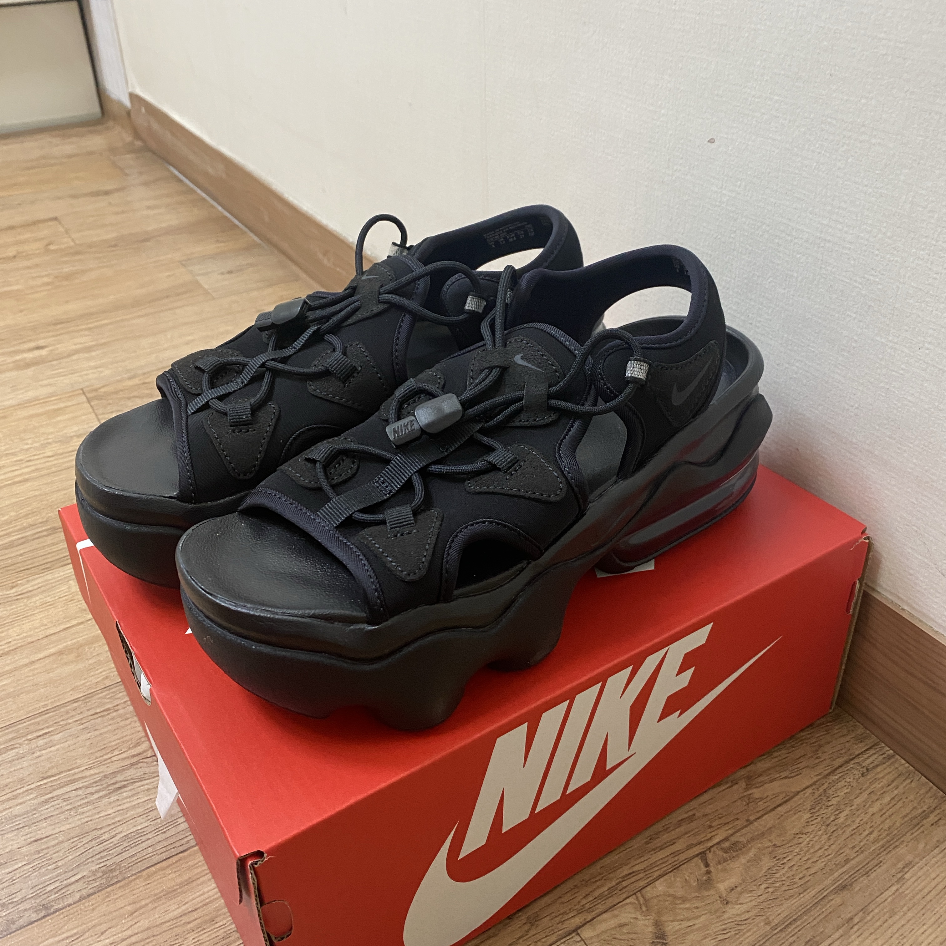 (W) Nike Air Max Koko Sandal Black 착용 스타일 - 2