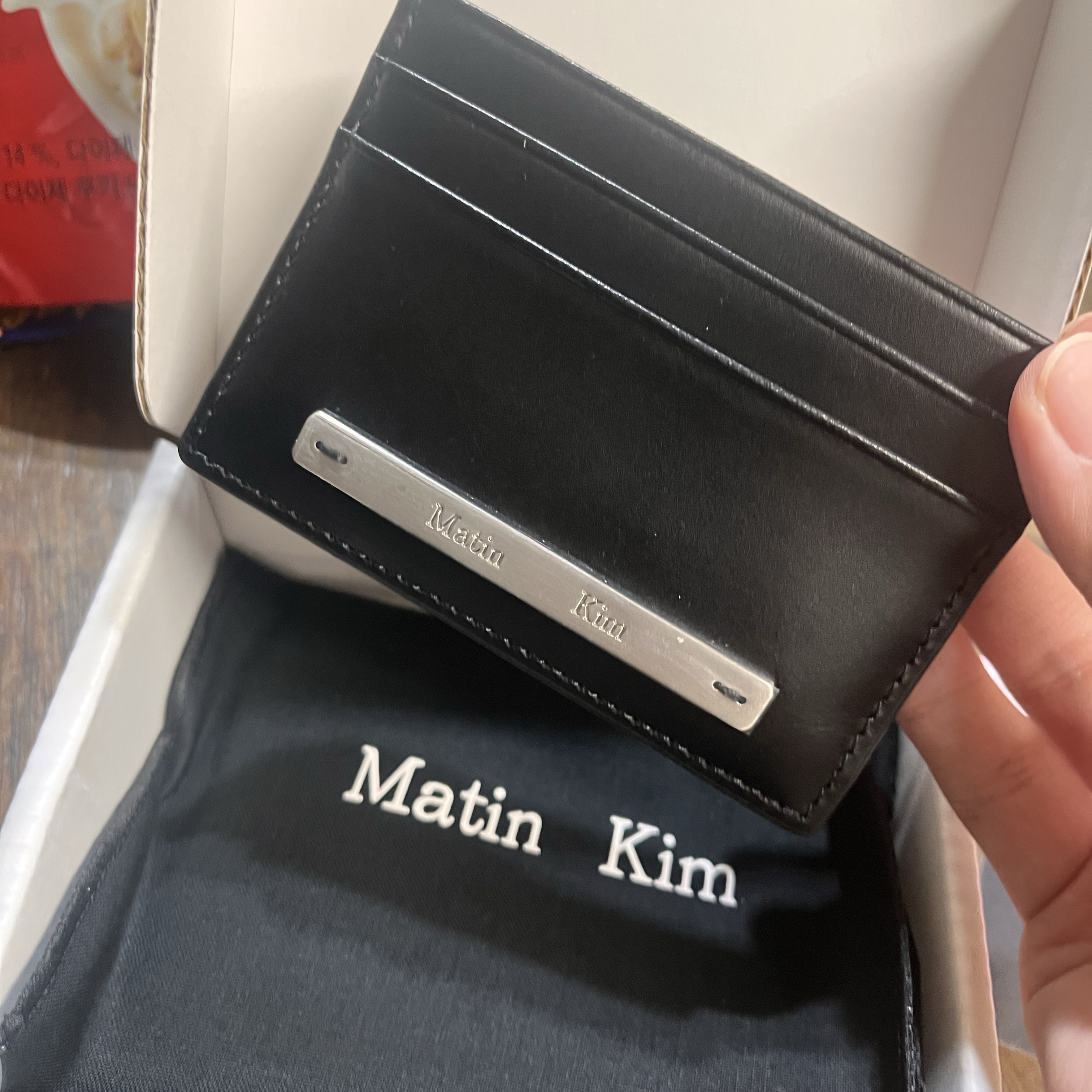 Matin Kim Vintage Card Wallet Black 착용 스타일 - 1