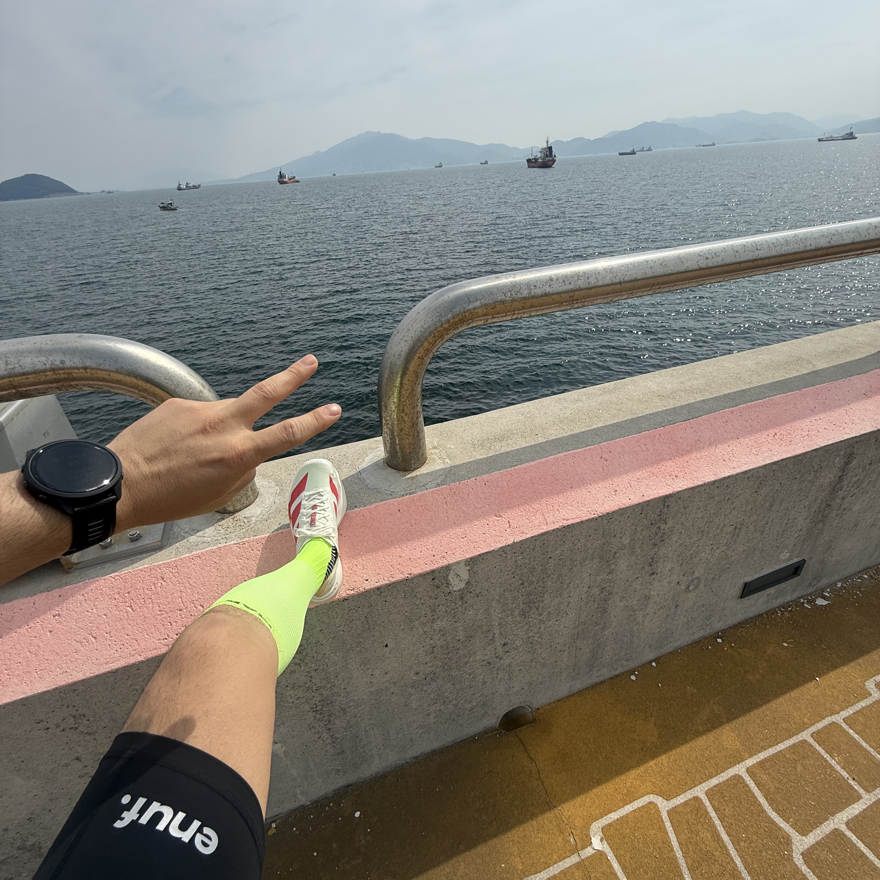 Adidas Adizero Adios Pro 4 Off White Semi Lucid Red, [10% 적립] Garmin Forerunner 265 Music GPS Black (WiFi) 착용 스타일 - 4