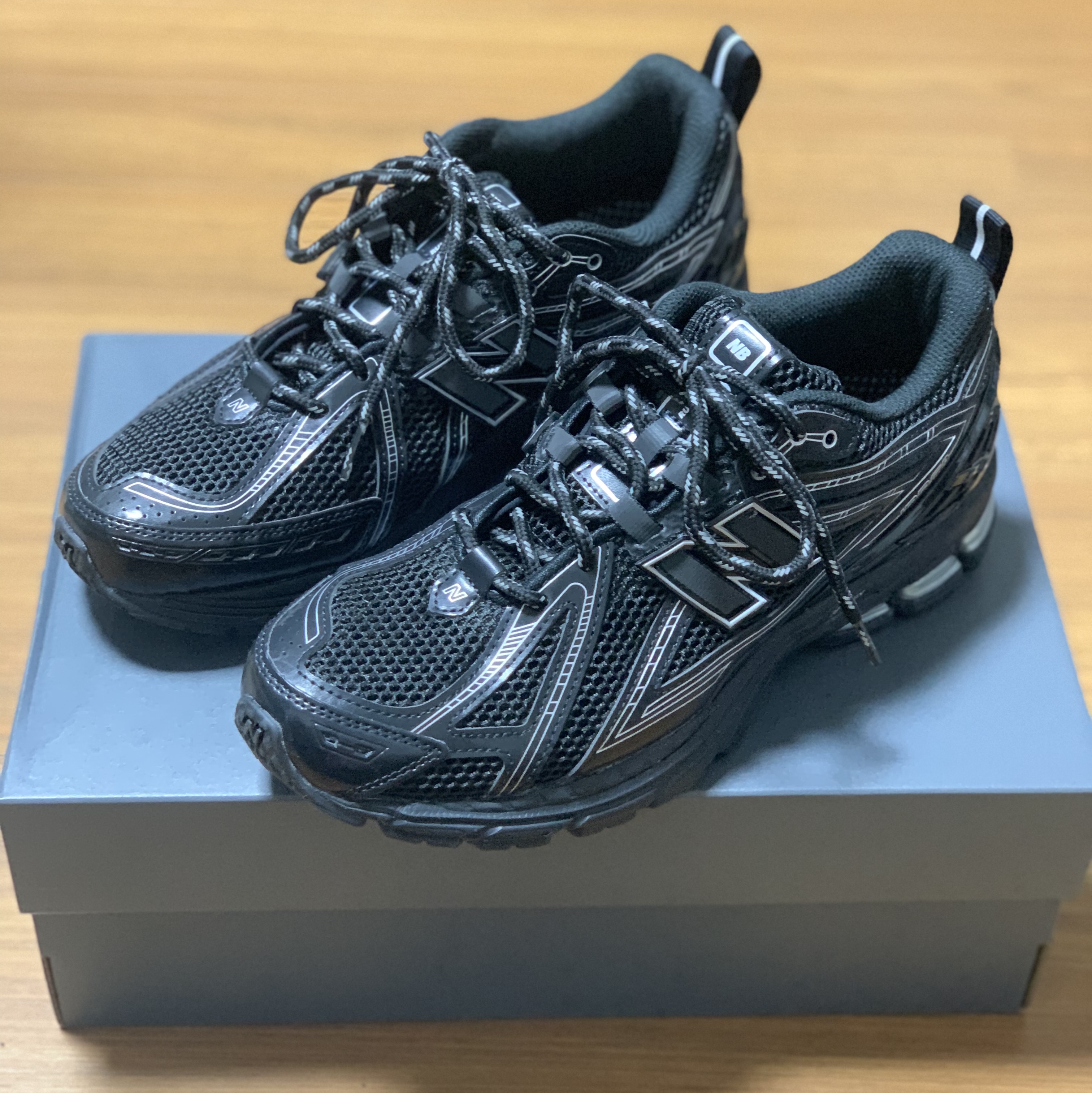 New Balance 1906R Black Silver Metallic 착용 스타일 - 2