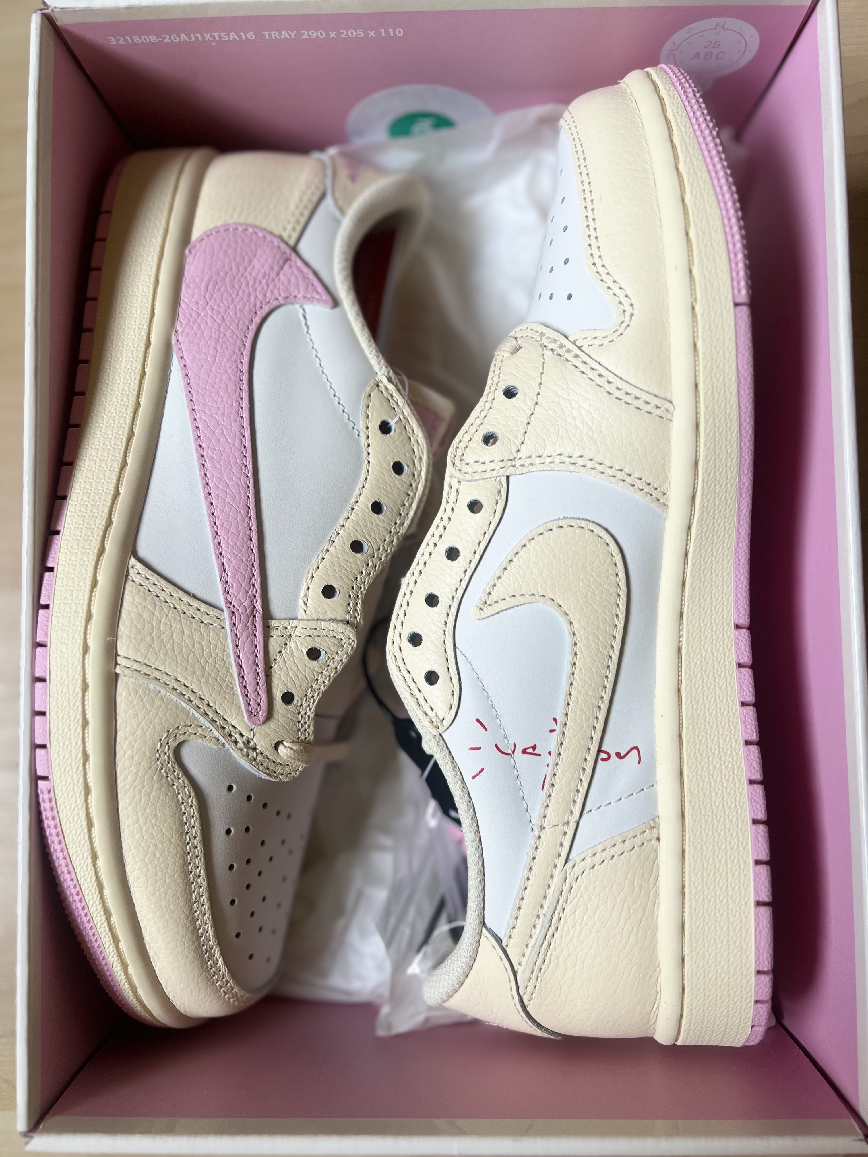 Jordan 1 x Travis Scott Retro Low OG SP Sail Tropical Pink, Jordan 1 x Travis Scott Retro Low OG SP Muslin Shy Pink 착용 스타일 - 2