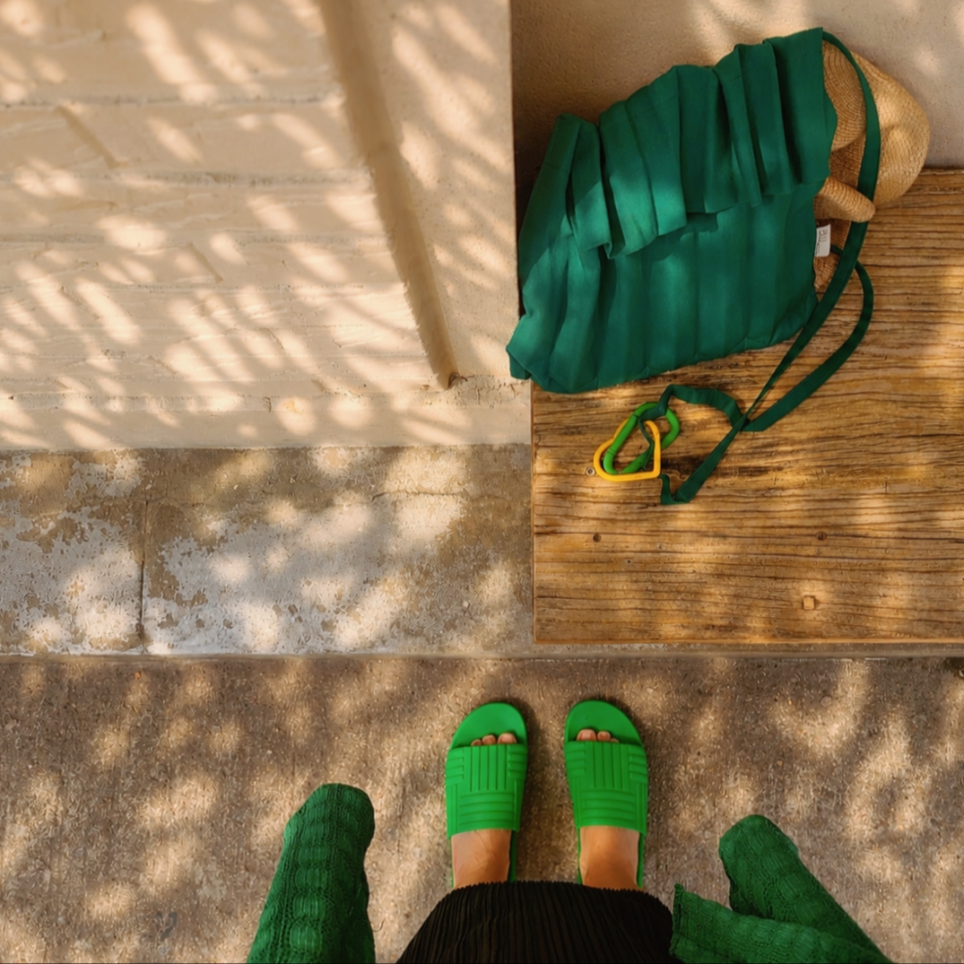 (W) Bottega Veneta Slider Parakeet, Human Made Carabiner Green 착용 스타일 - 2