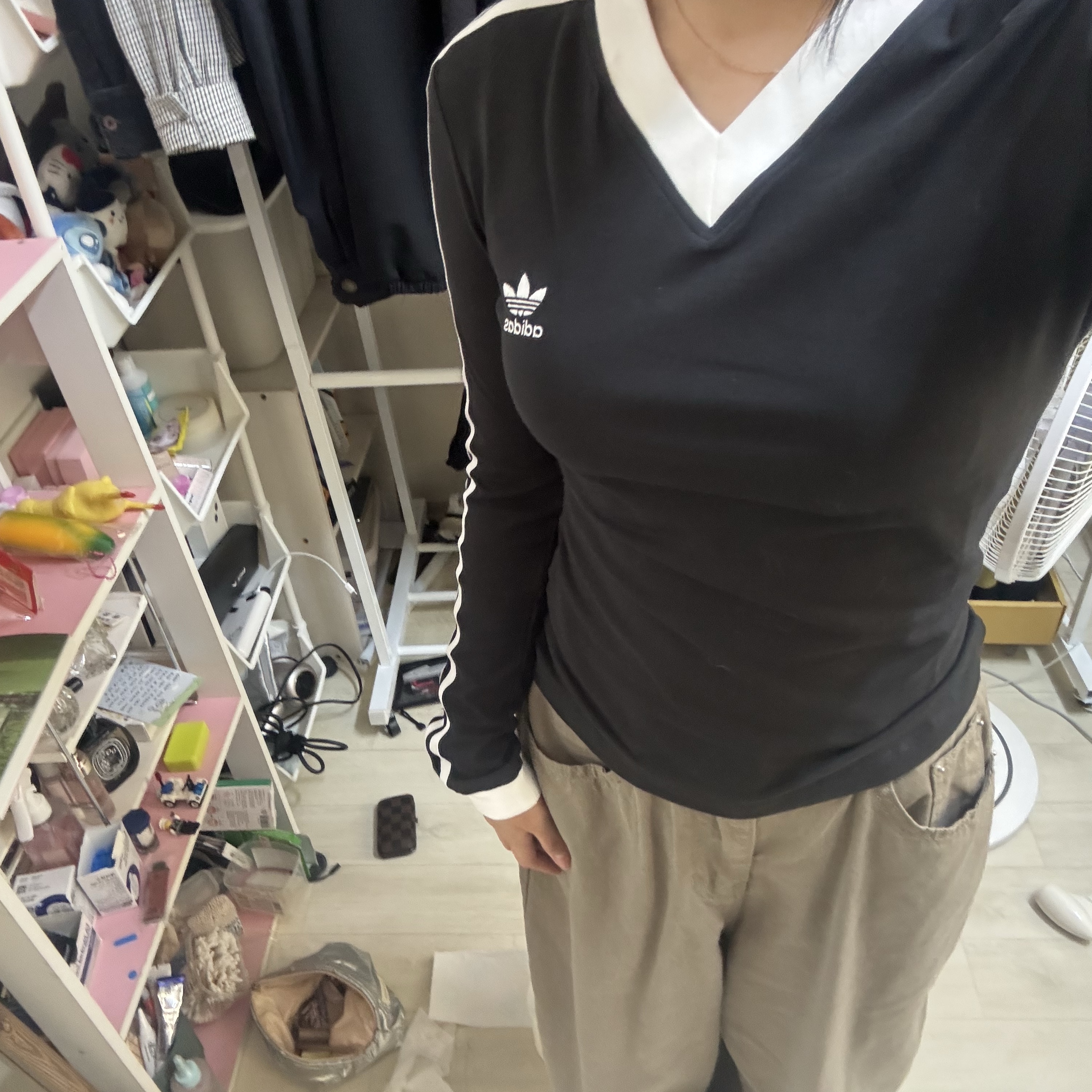 (W) Adidas V-Neck Long Sleeve T-Shirt Black - KR Sizing 착용 스타일
