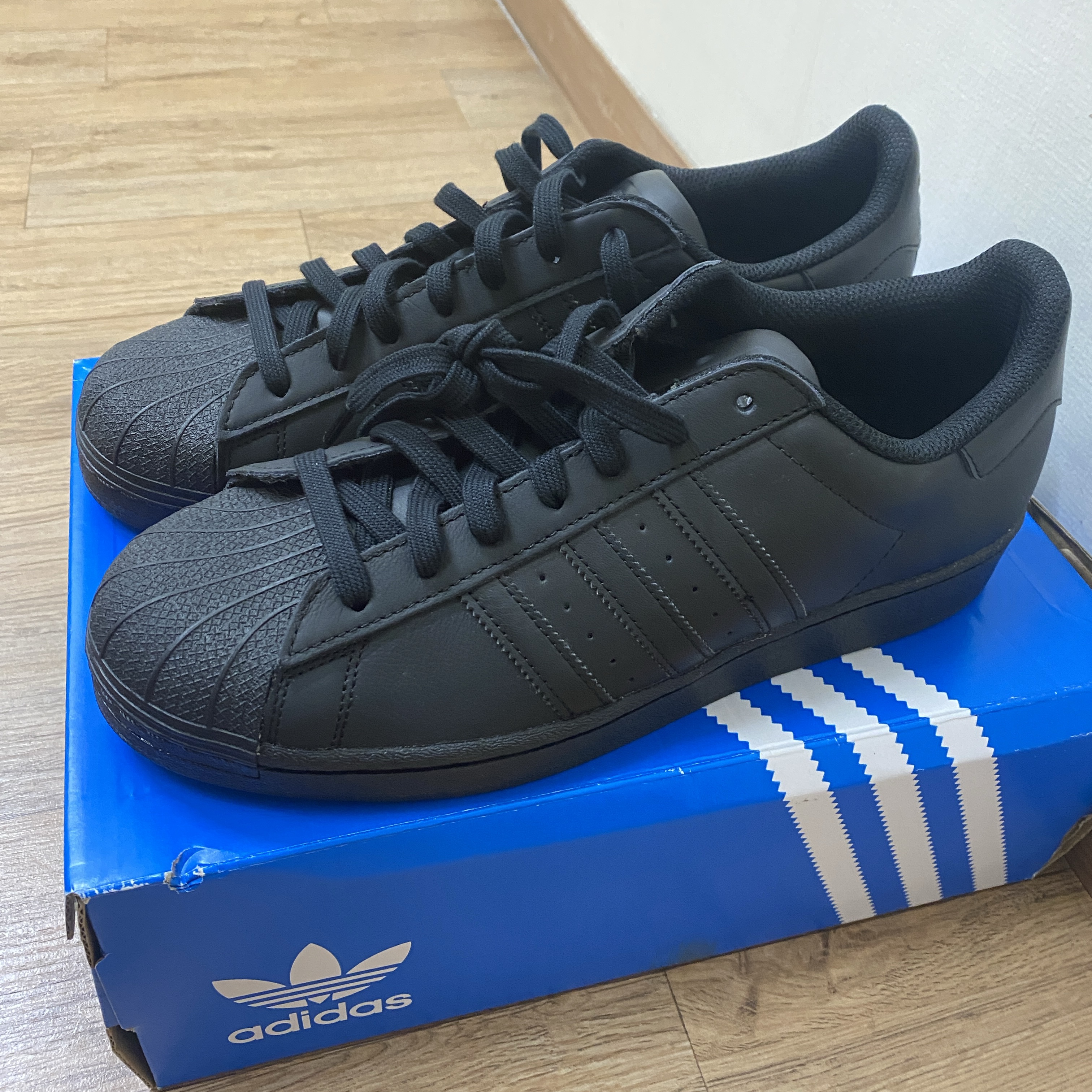 Adidas Superstar Triple Black 착용 스타일 - 2