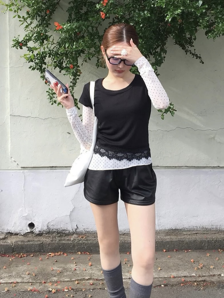 PHOS333 W Slim Fit Lace T-Shirt Black 착용 스타일 - 4