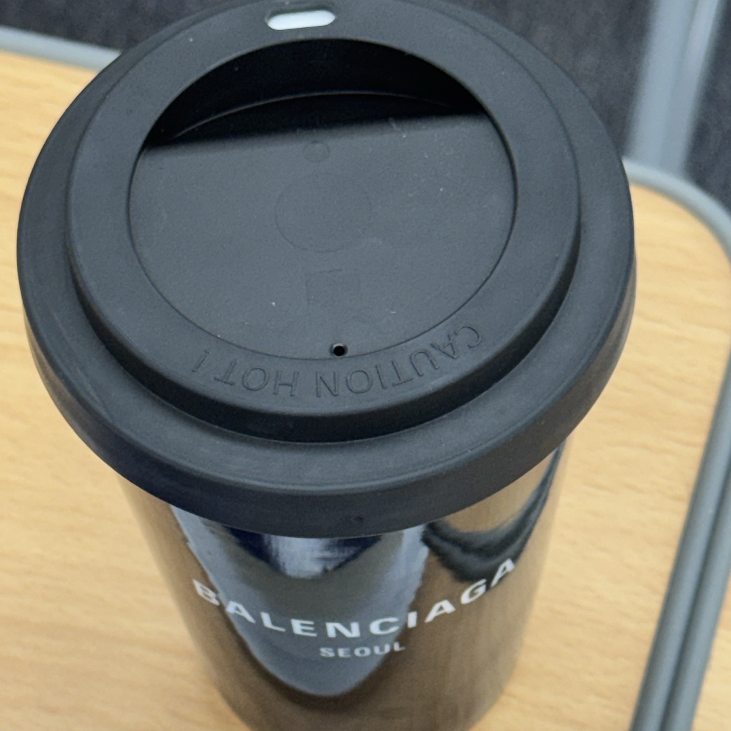 Balenciaga Cities Seoul Coffee Cup Black 착용 스타일 - 2